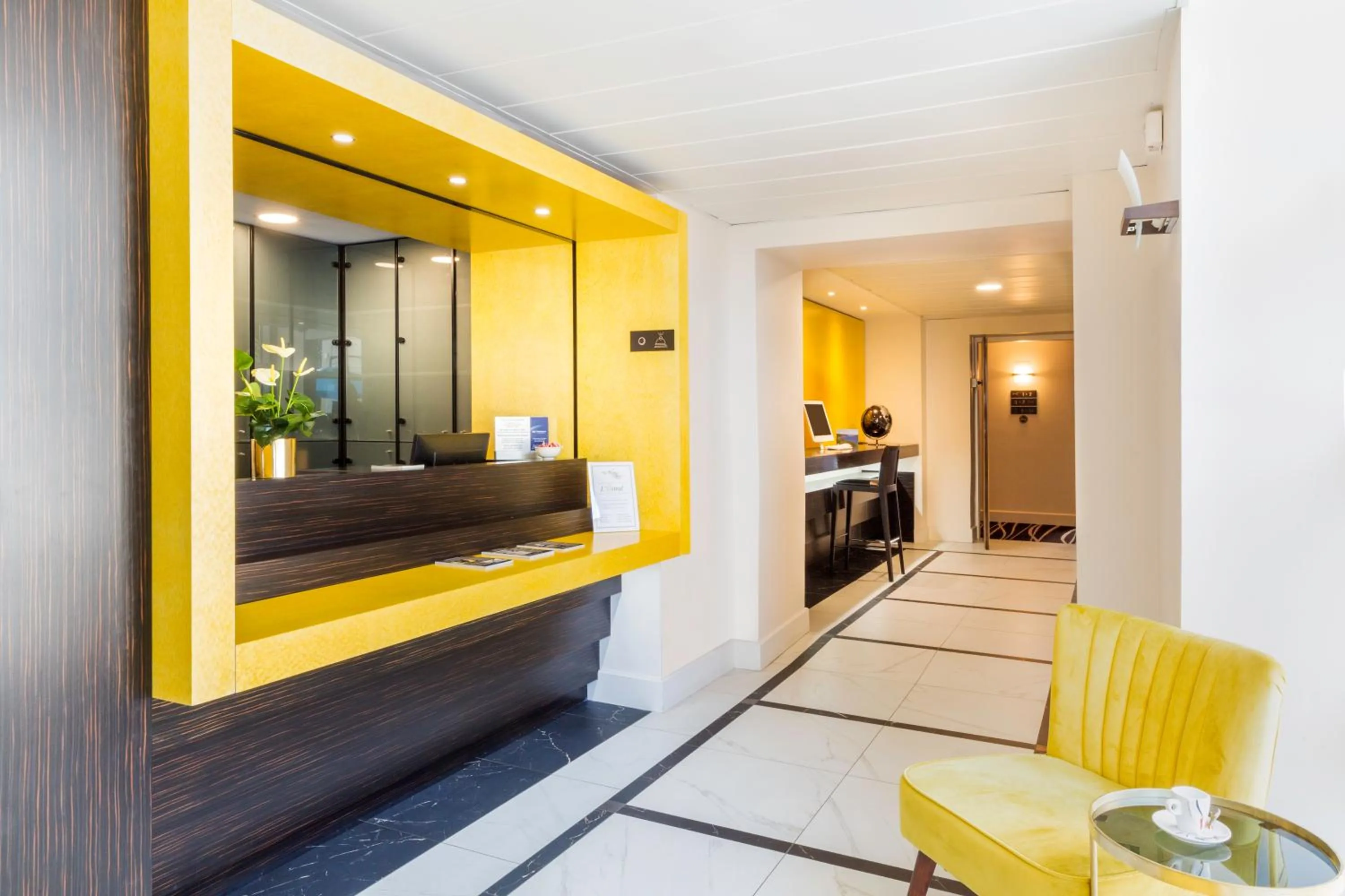 Lobby or reception in Best Western Hôtel Journel Antibes Juan-les-Pins