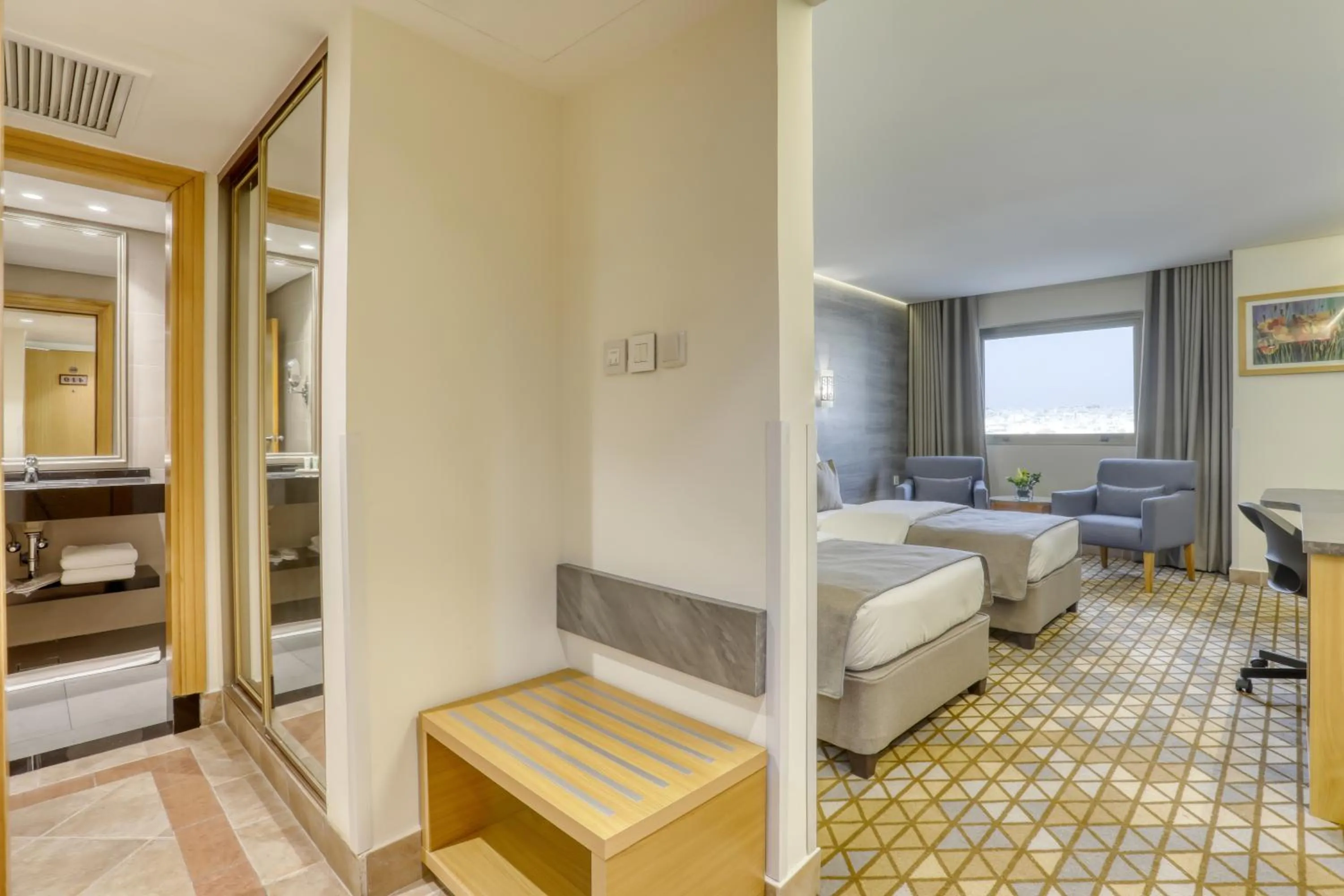 Bedroom, Bed in Geneva Hotel