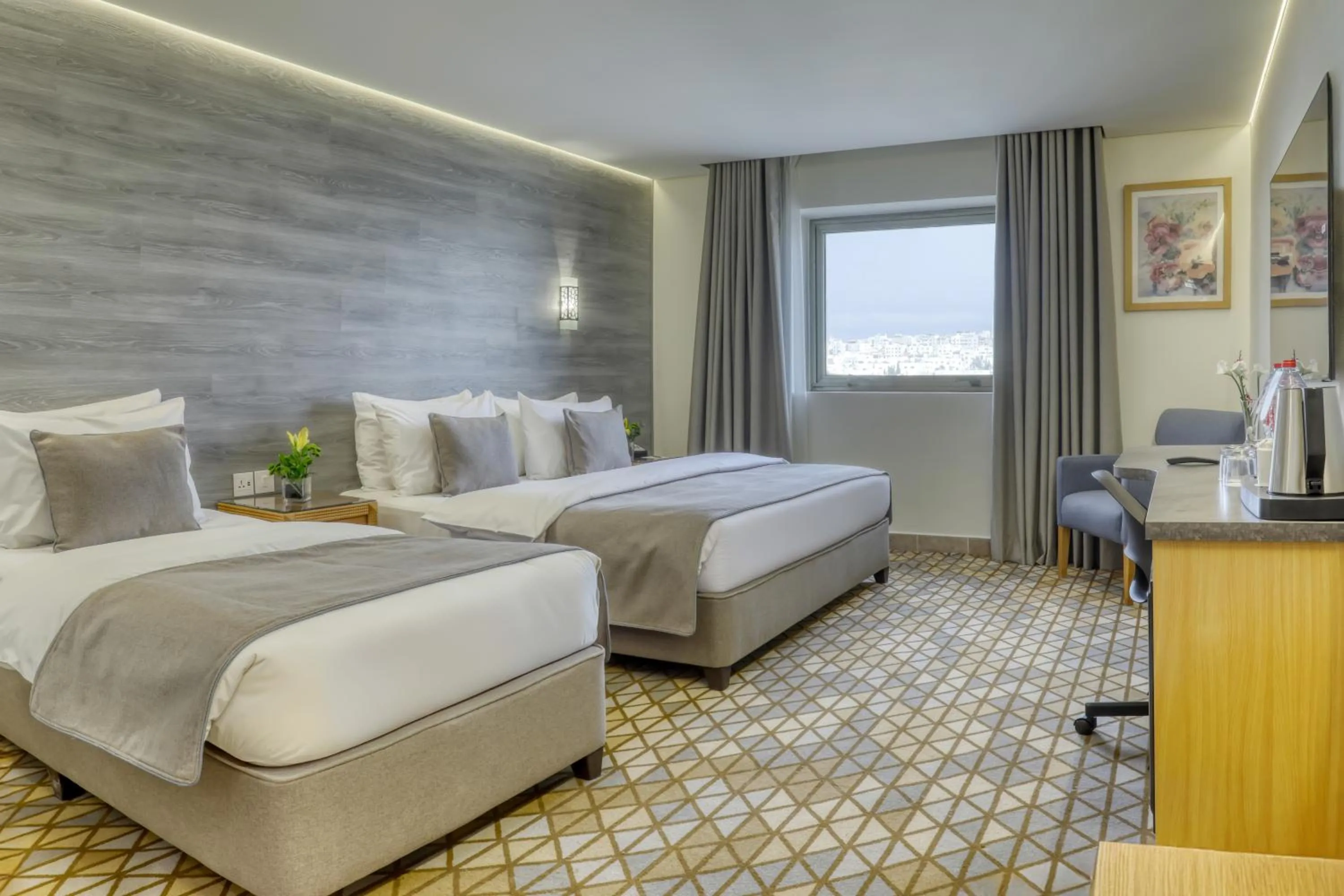 Bedroom, Bed in Geneva Hotel