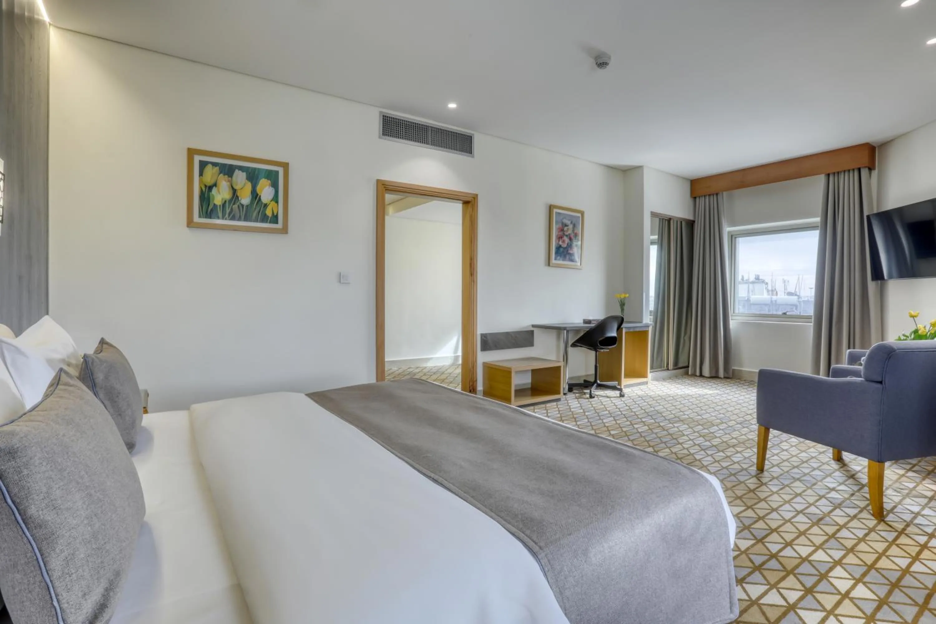 Bedroom, Bed in Geneva Hotel