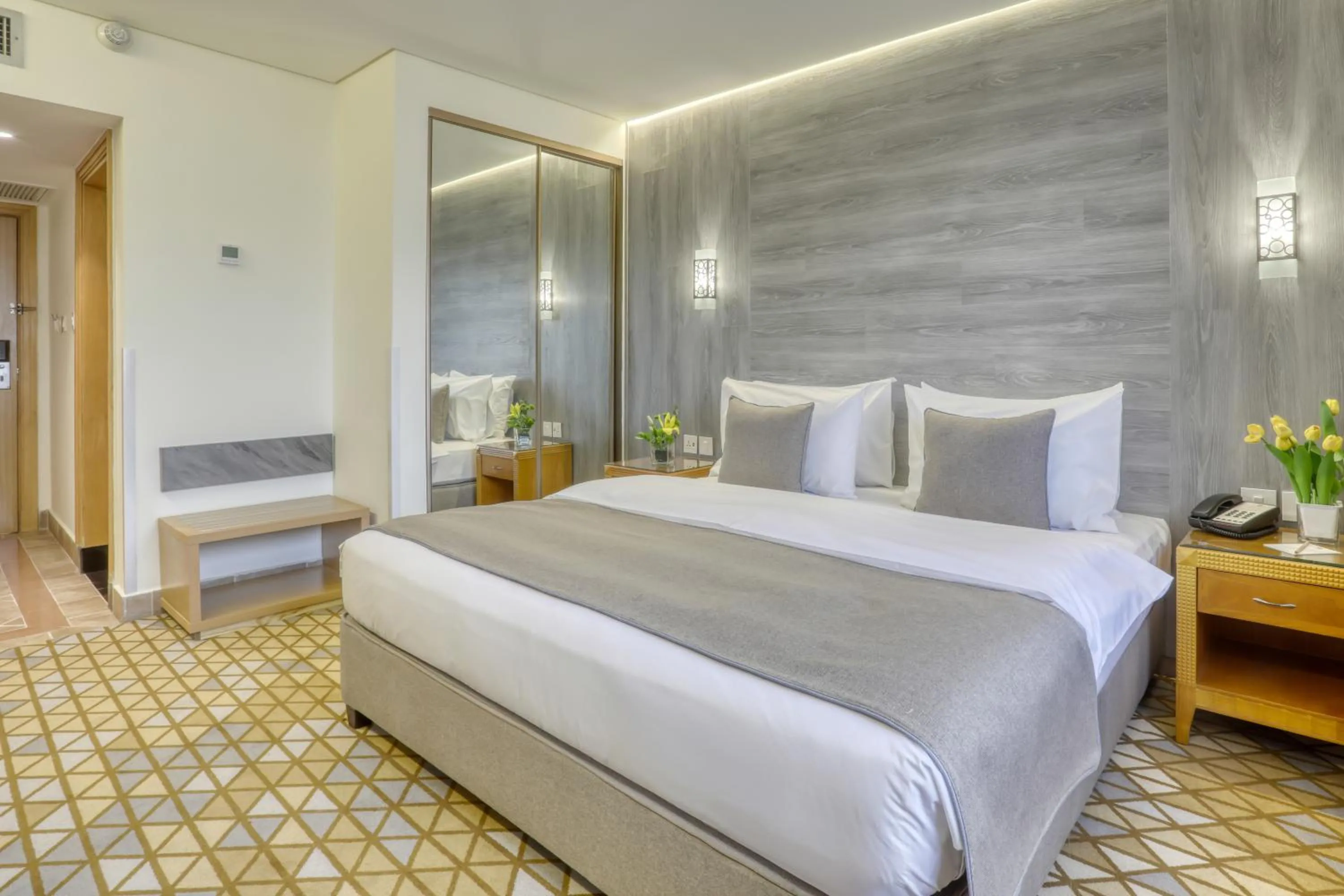 Bedroom, Bed in Geneva Hotel