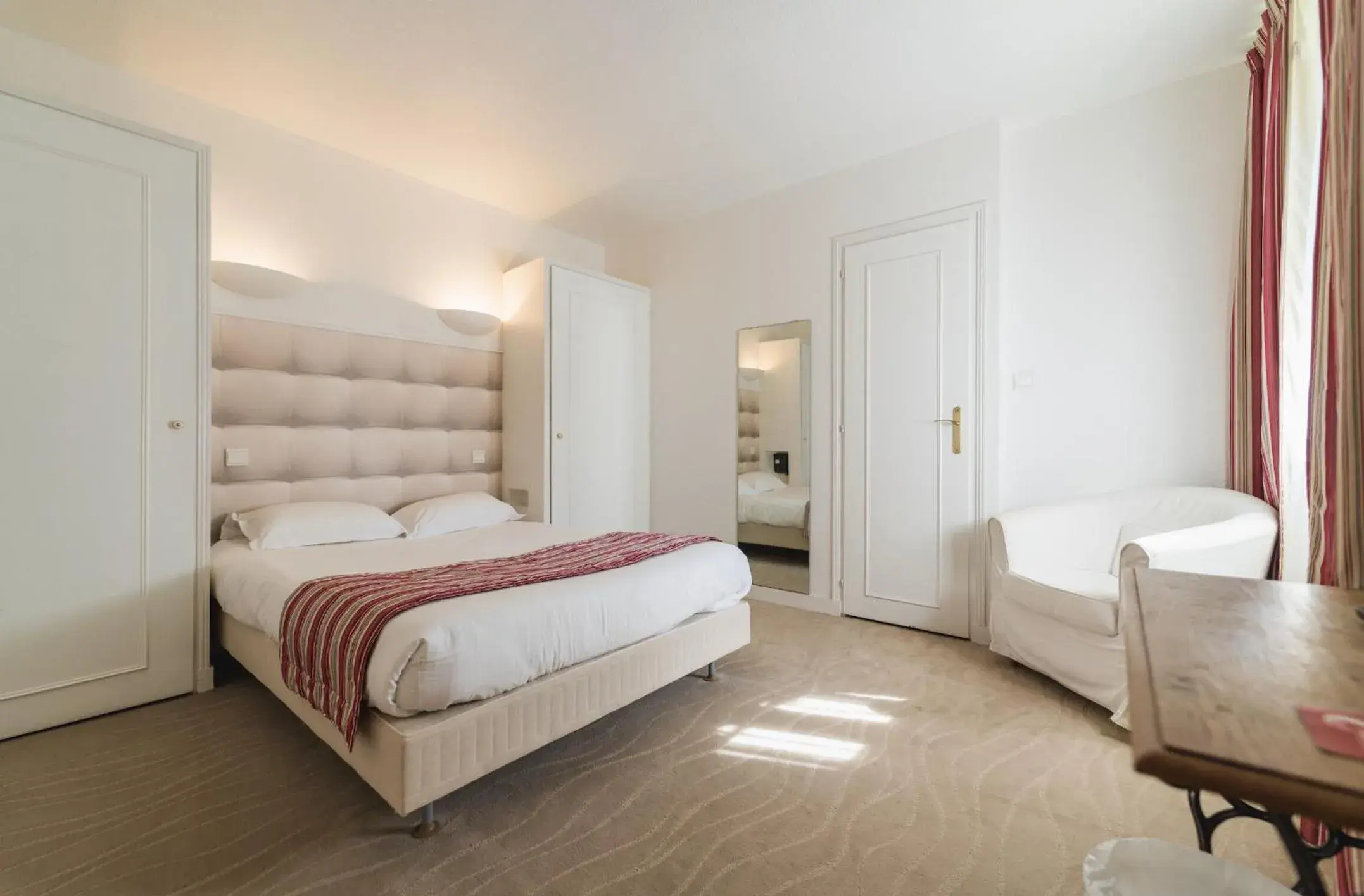 Standard Double Room in Hotel The Originals Château de Perigny Standard Double Room in Hotel The Originals Château de Perigny