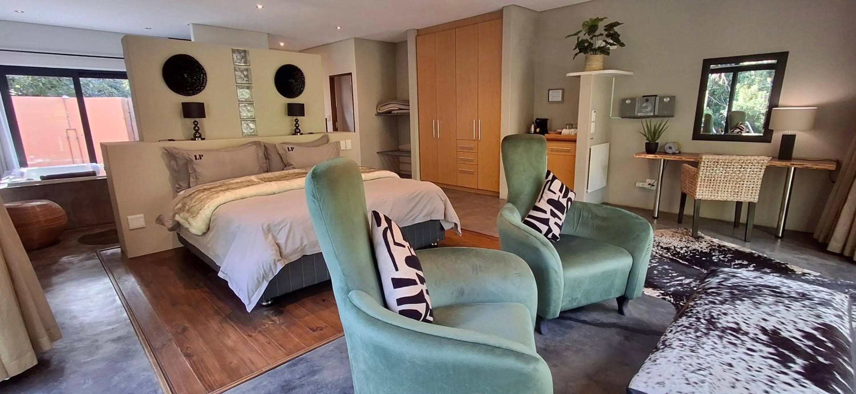 Coffee/tea facilities, Bed in Lily Pond Country Lodge