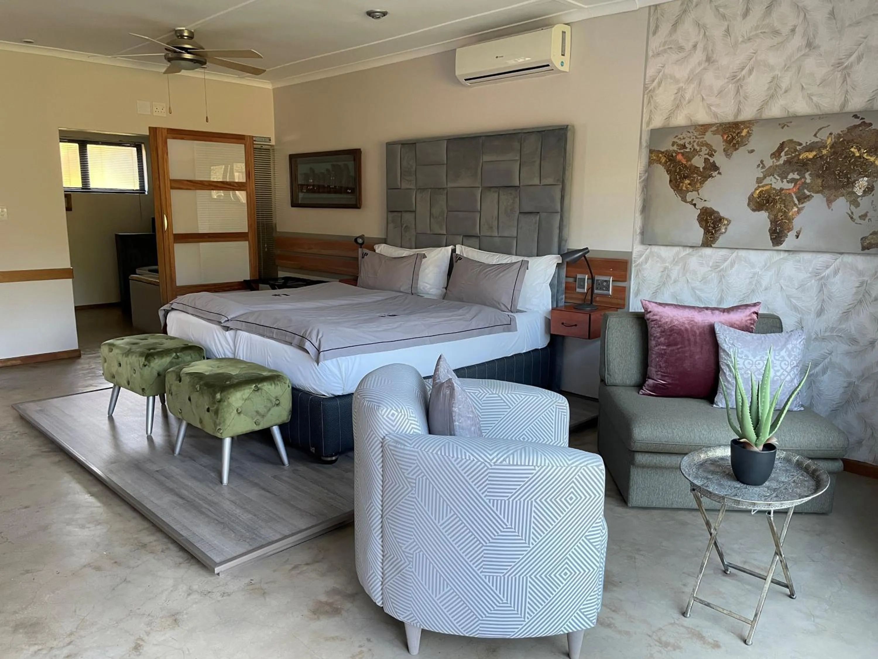 Living room in Lily Pond Country Lodge