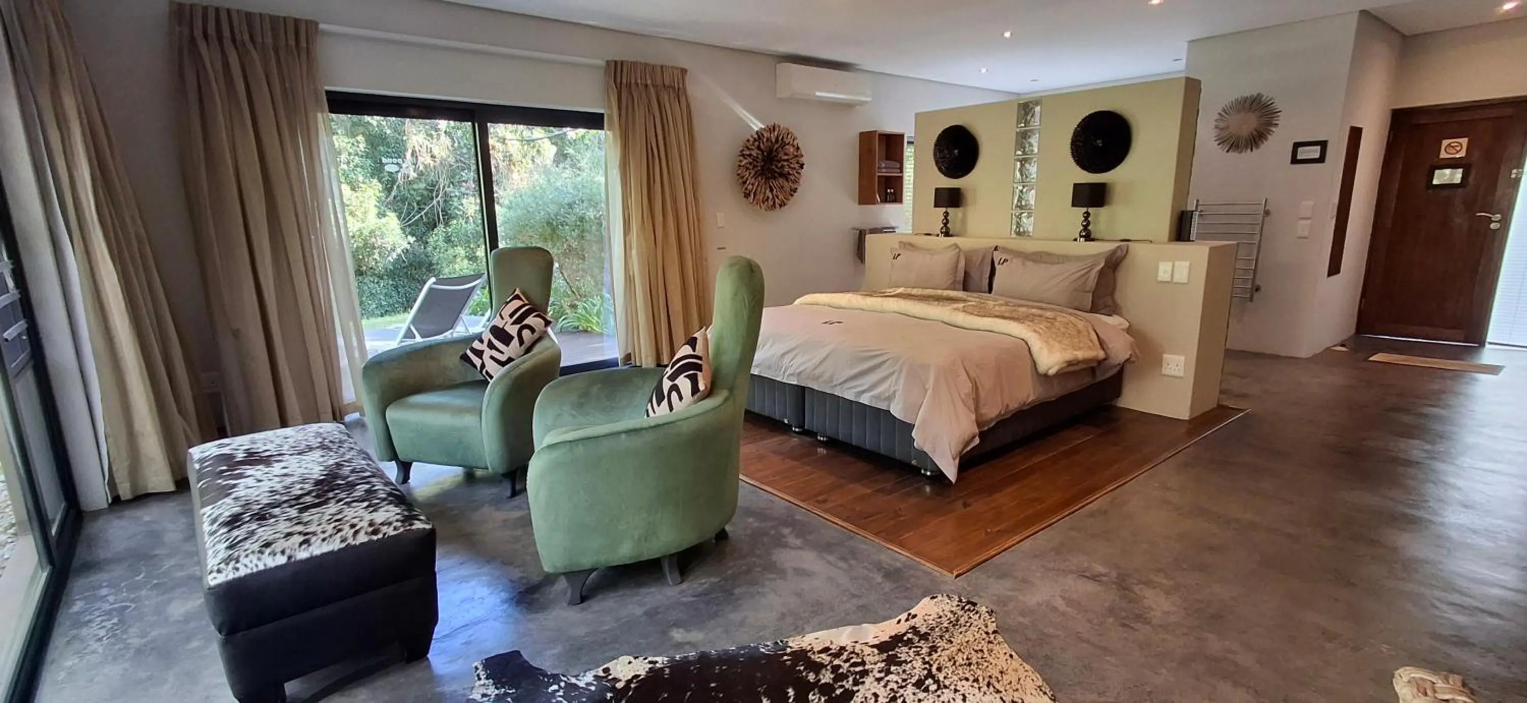 Bedroom, Bed in Lily Pond Country Lodge