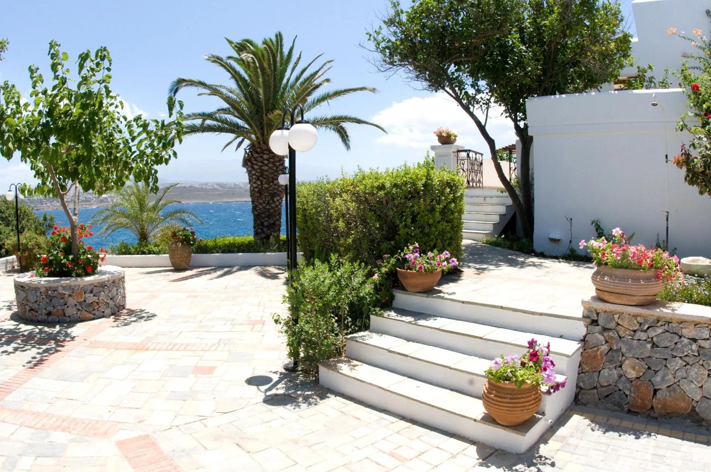 Garden in Alianthos Suites