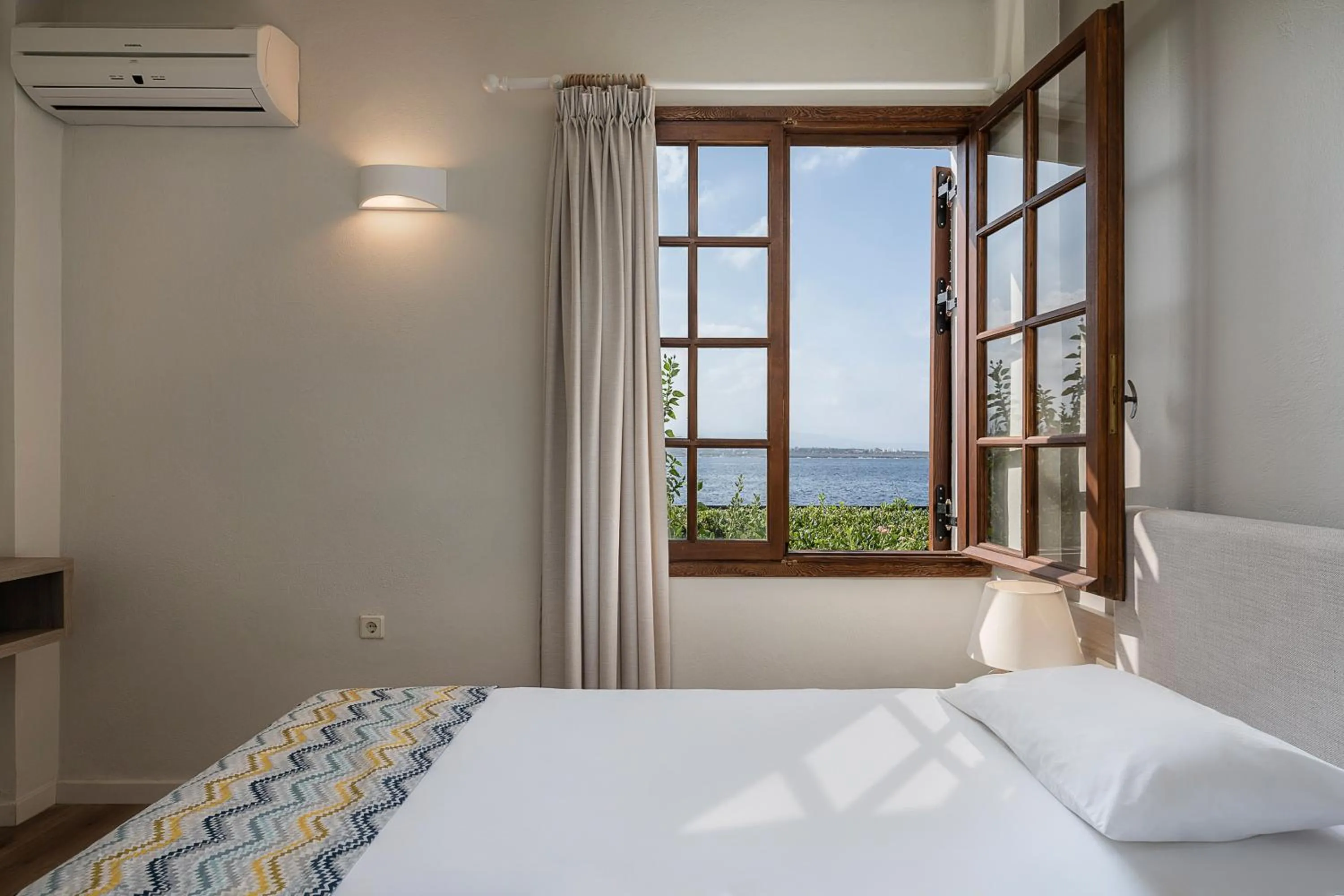 Bed in Alianthos Suites