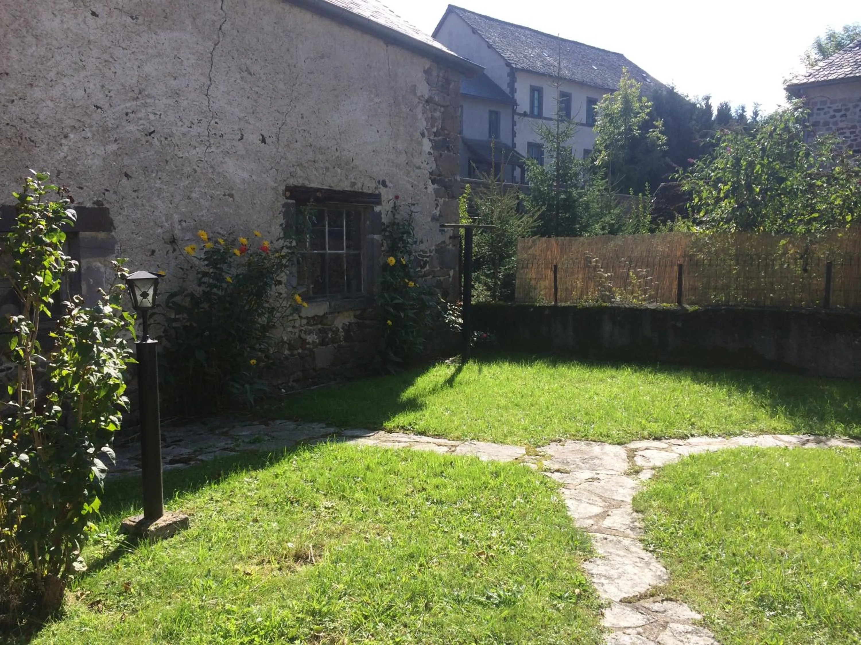 Garden in Auberge Le Cantou - Hôtel Roche