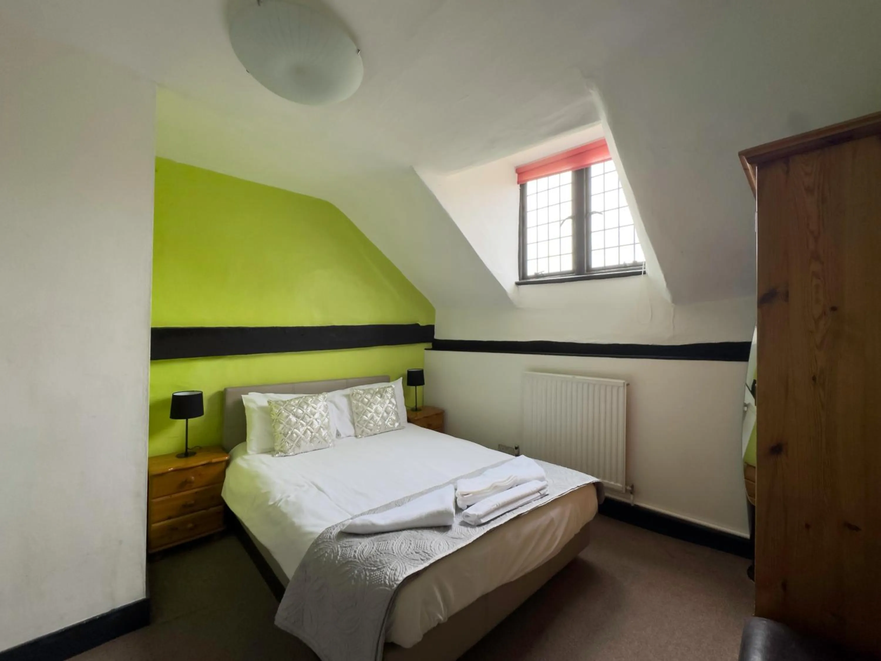 Bedroom, Bed in White Hart Hotel