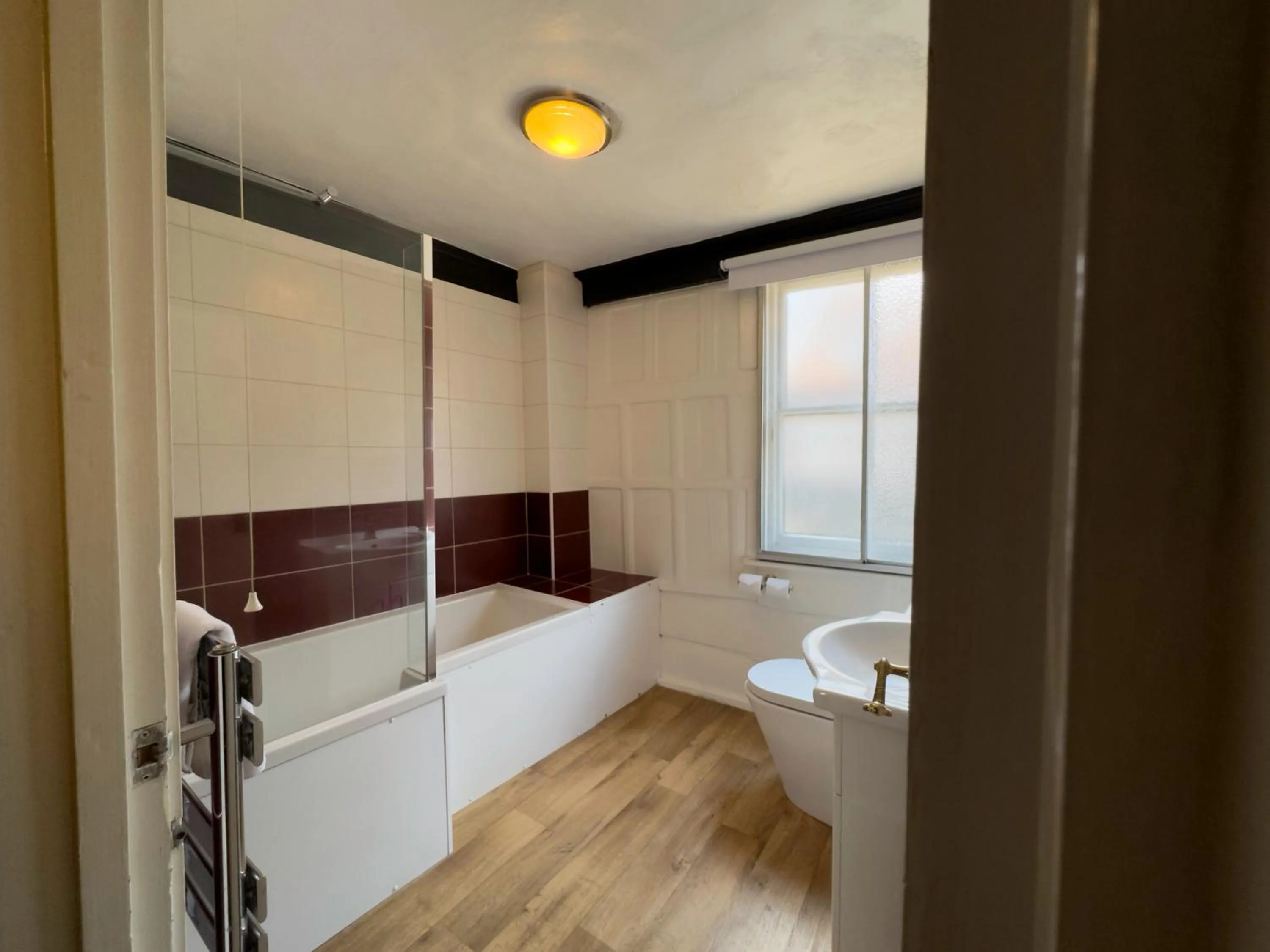 Bathroom, Bed in White Hart Hotel