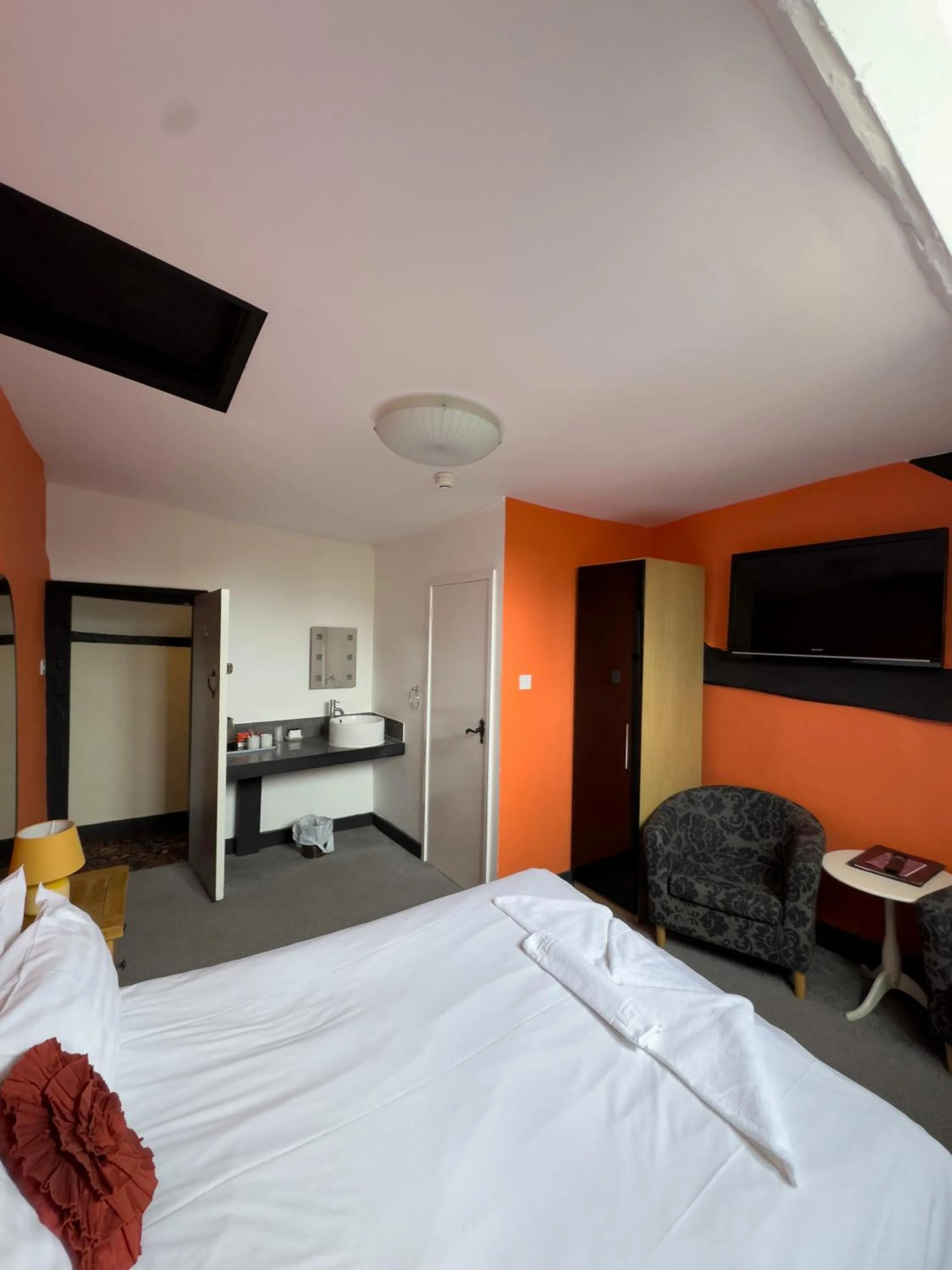 Photo of the whole room, Bed in White Hart Hotel