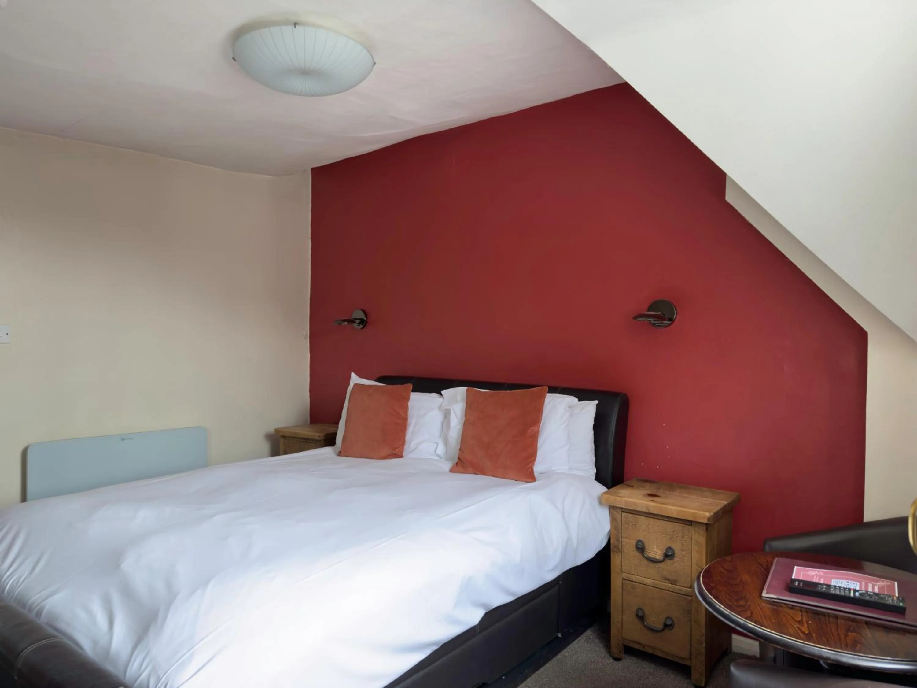 Bedroom, Bed in White Hart Hotel