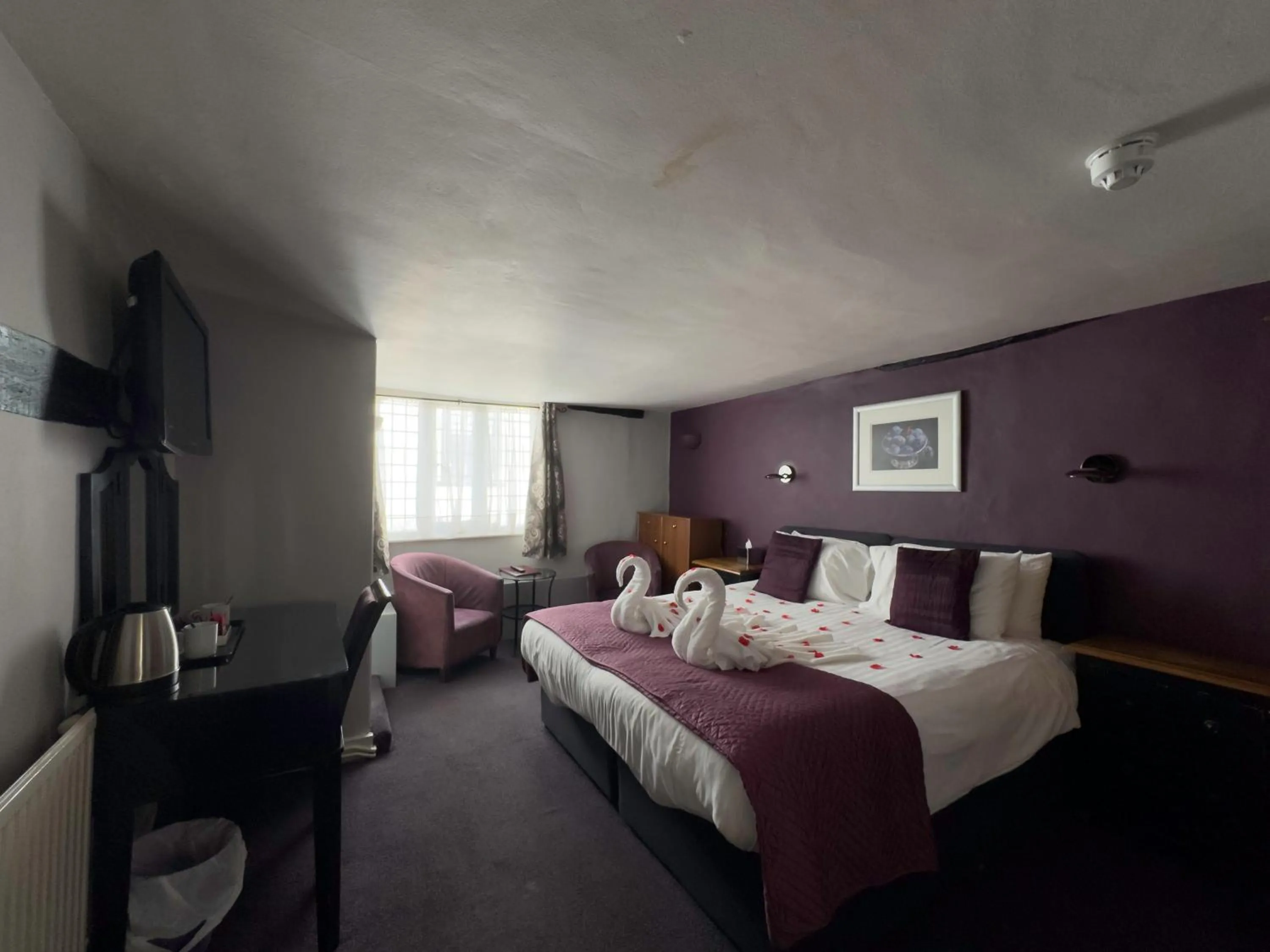 Bedroom, Bed in White Hart Hotel