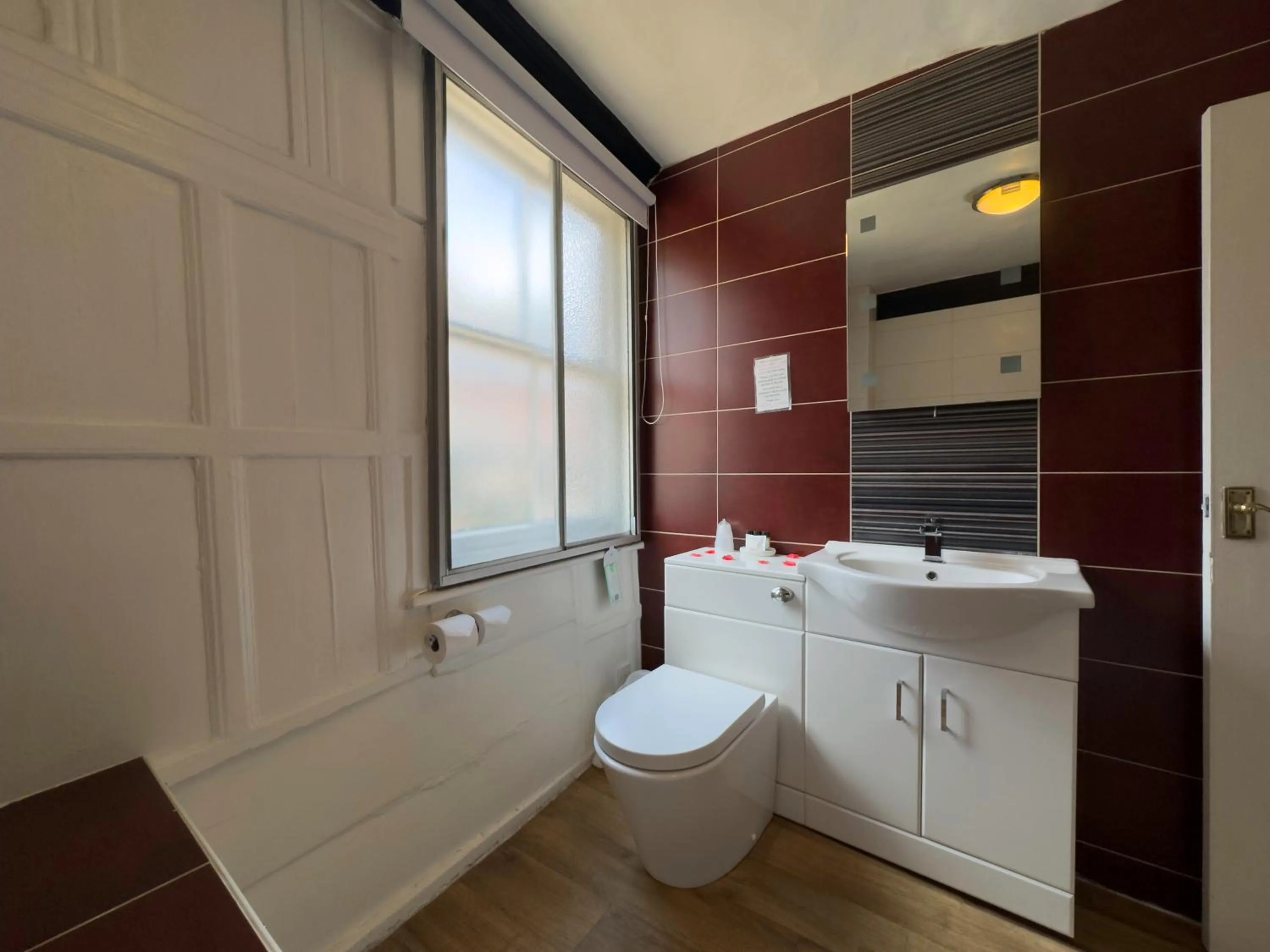 Toilet in White Hart Hotel