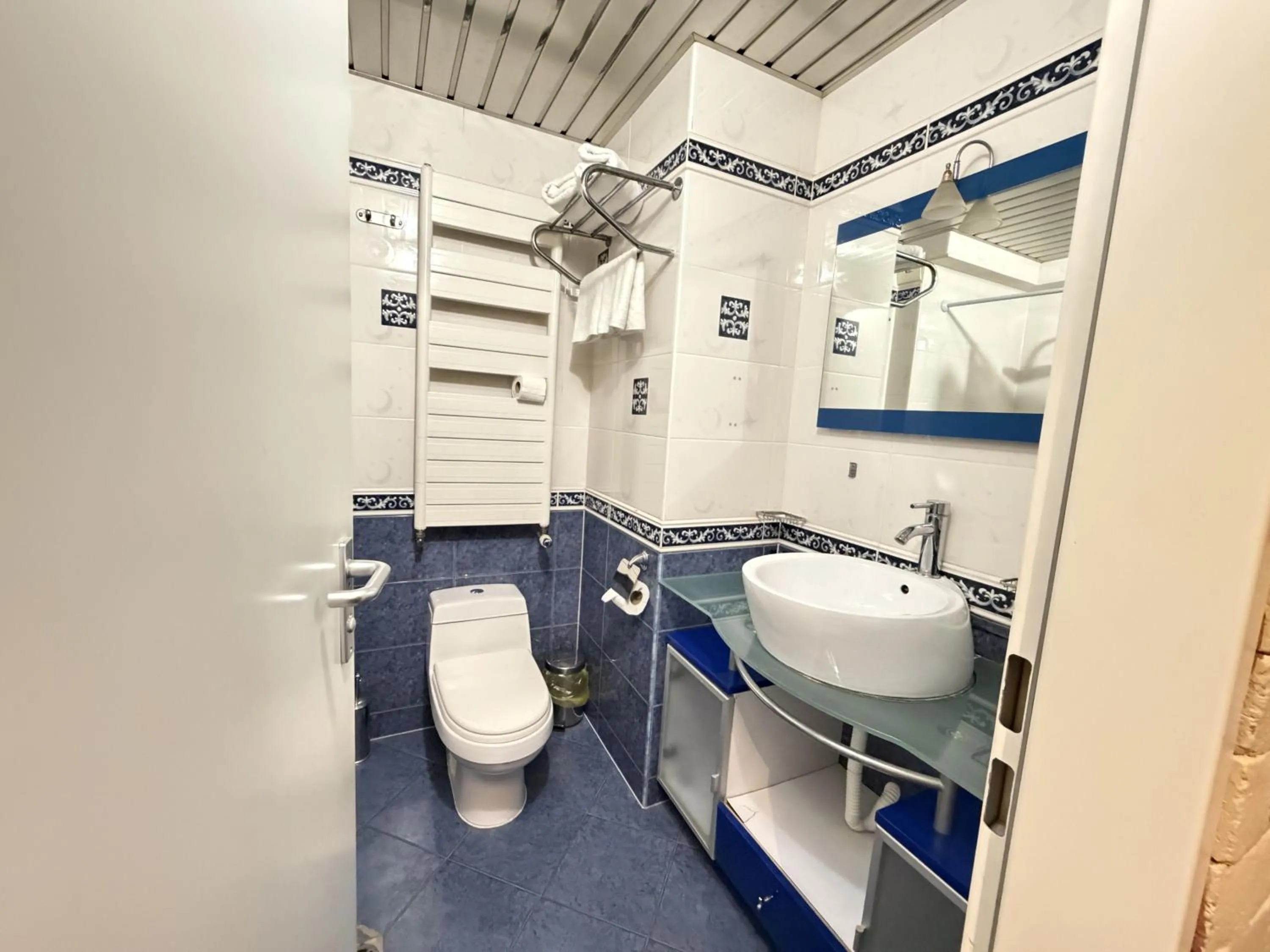 Bathroom in California Hotel