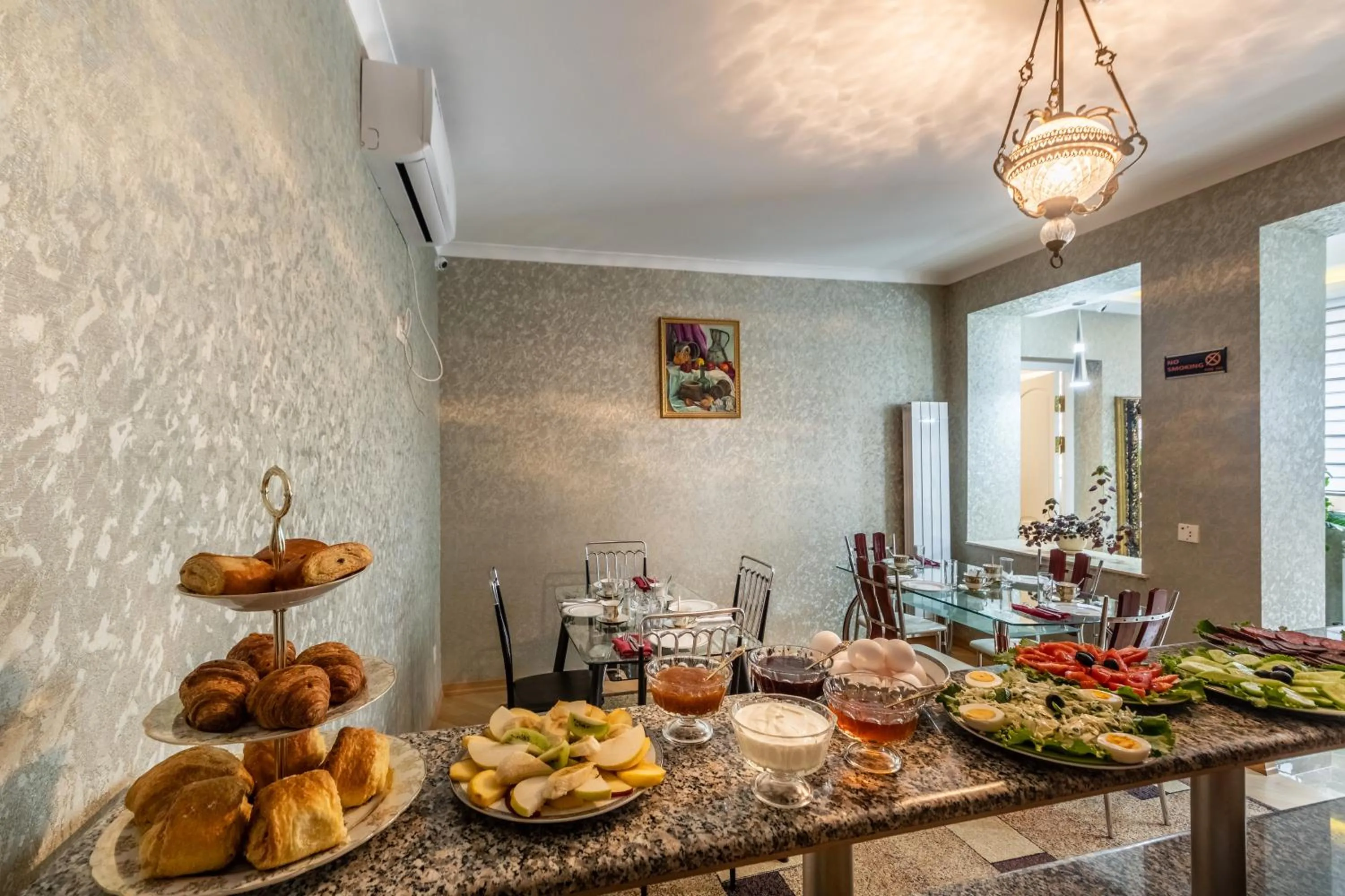 Buffet breakfast in Q&B House