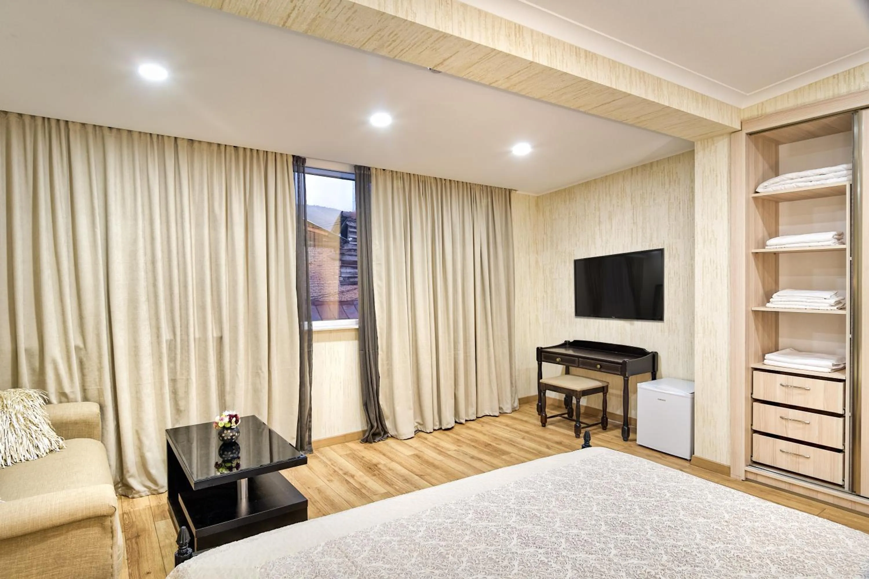 TV and multimedia, Bed in Q&B House