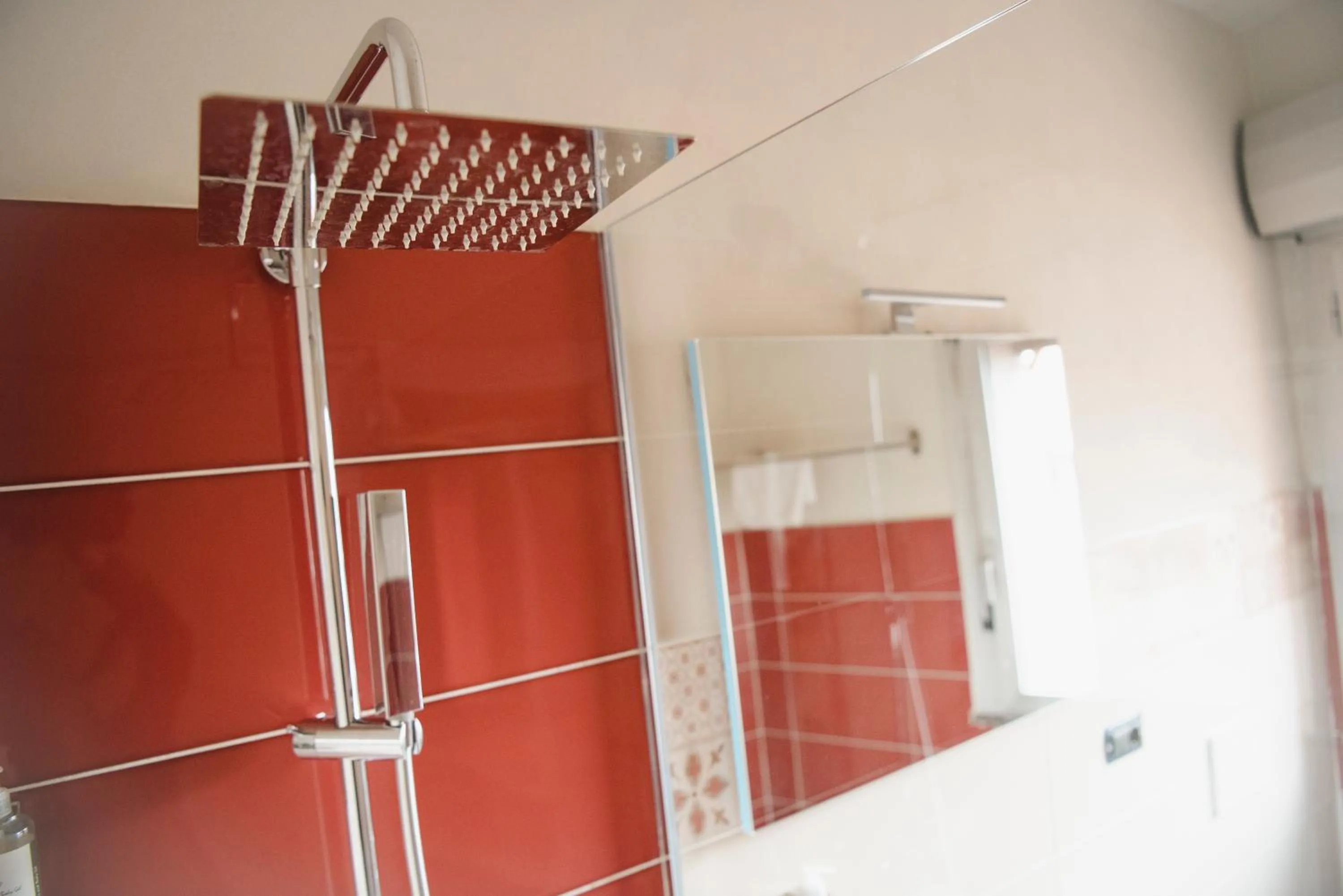 Shower in Hotel Rendez Vous