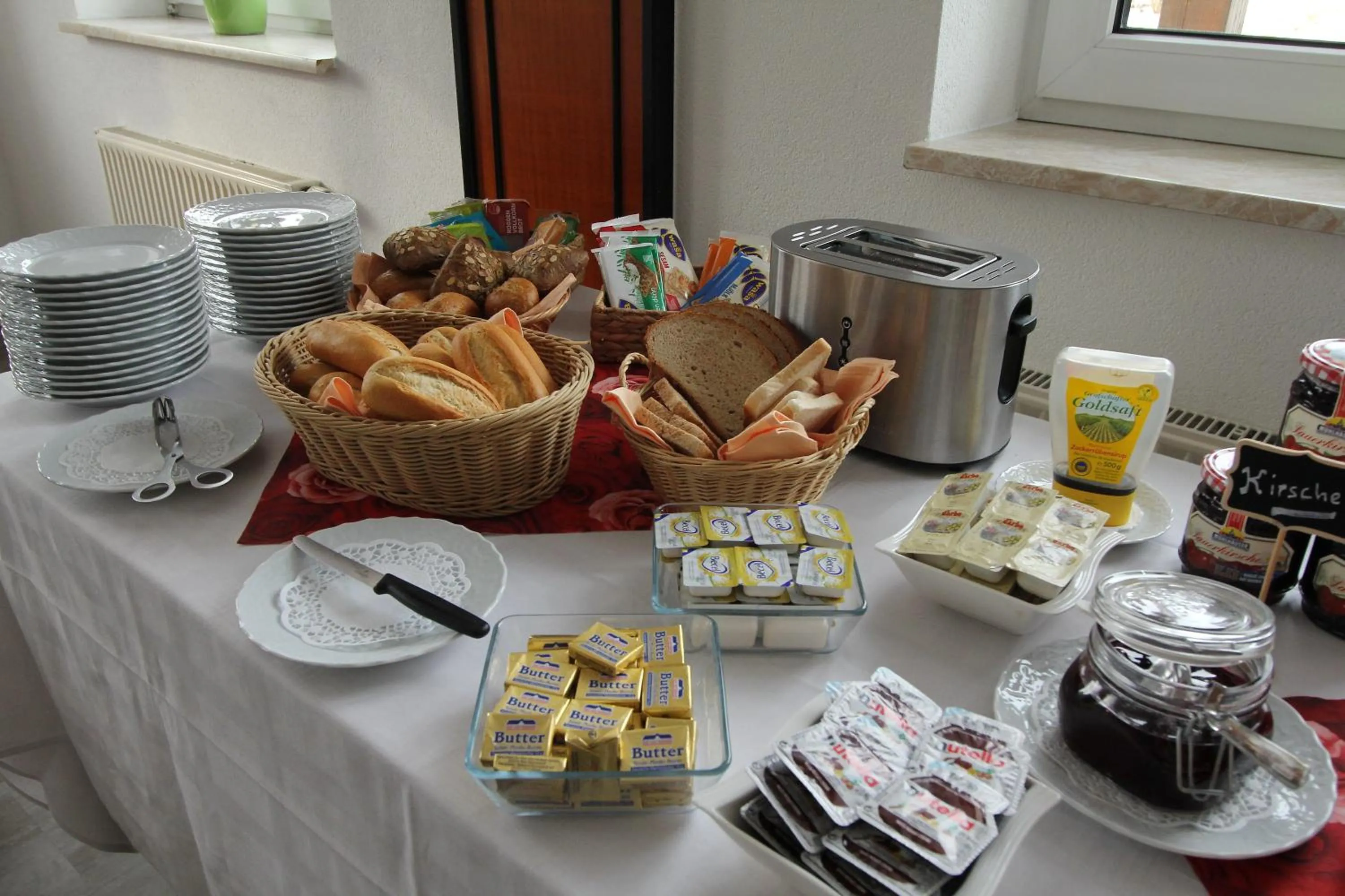 Buffet breakfast in Hotel & Restaurant am Rosenhügel