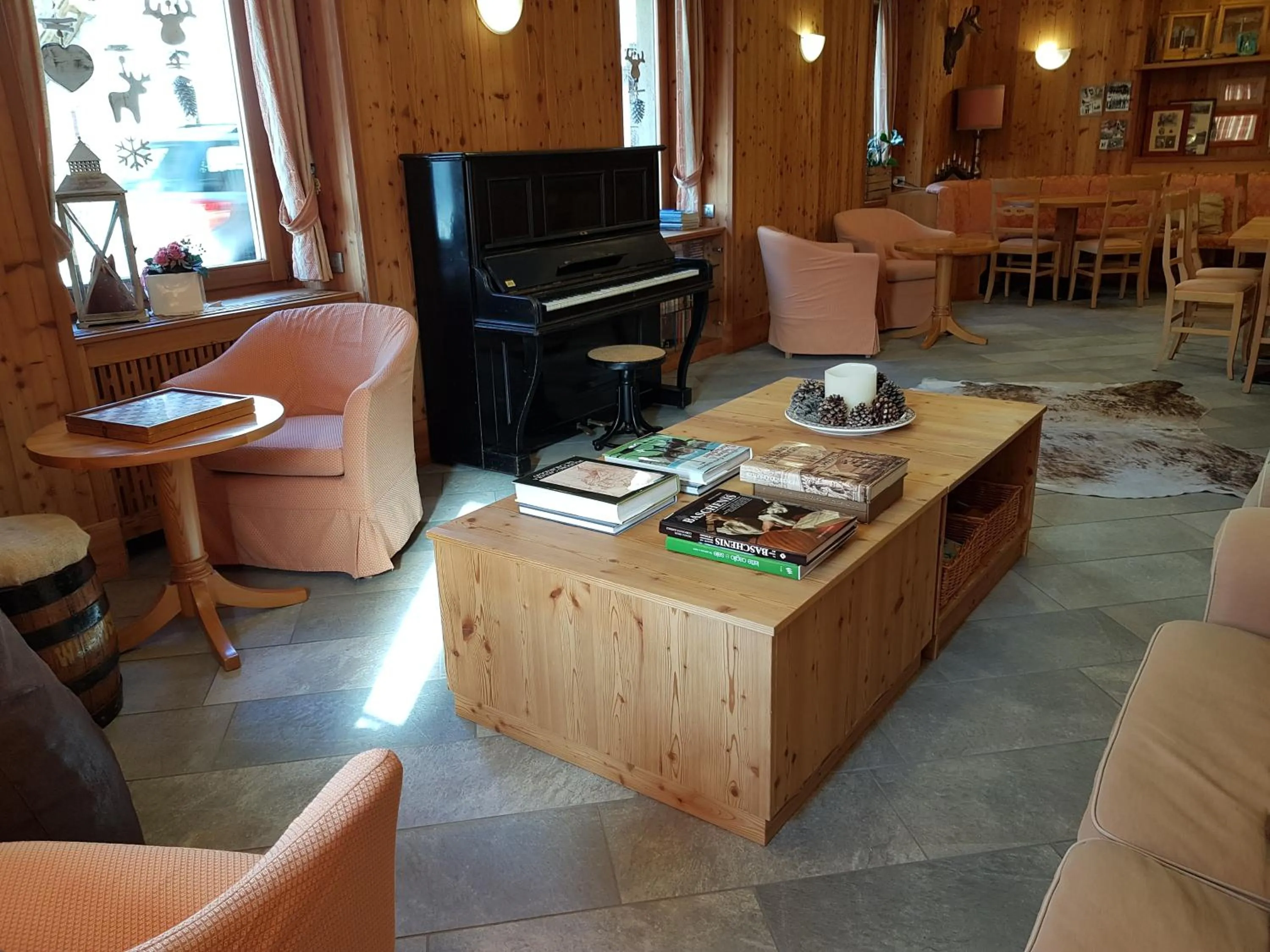 Communal lounge/ TV room in Hotel Pedretti