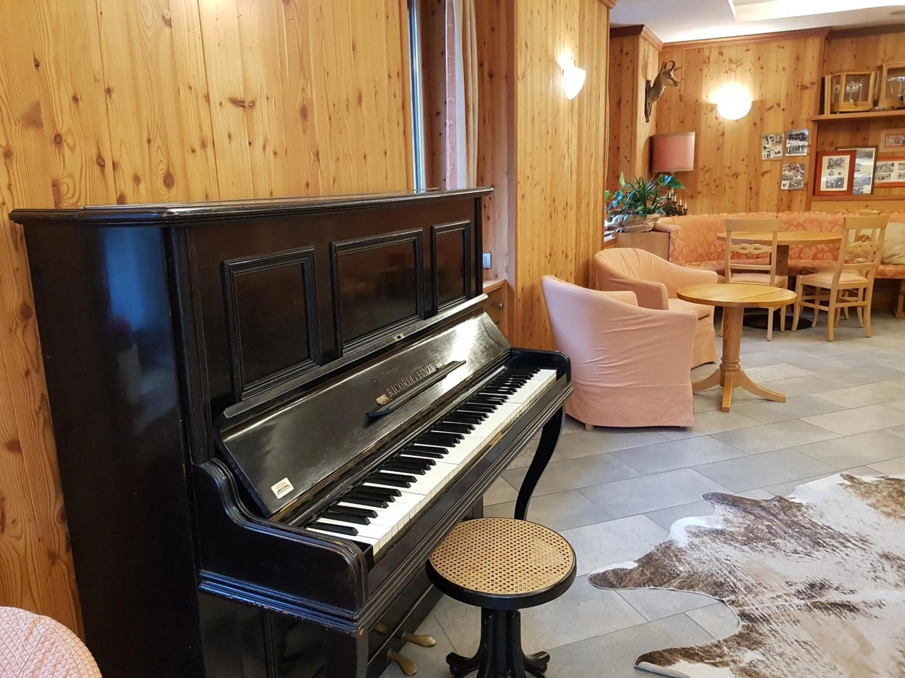 Communal lounge/ TV room in Hotel Pedretti