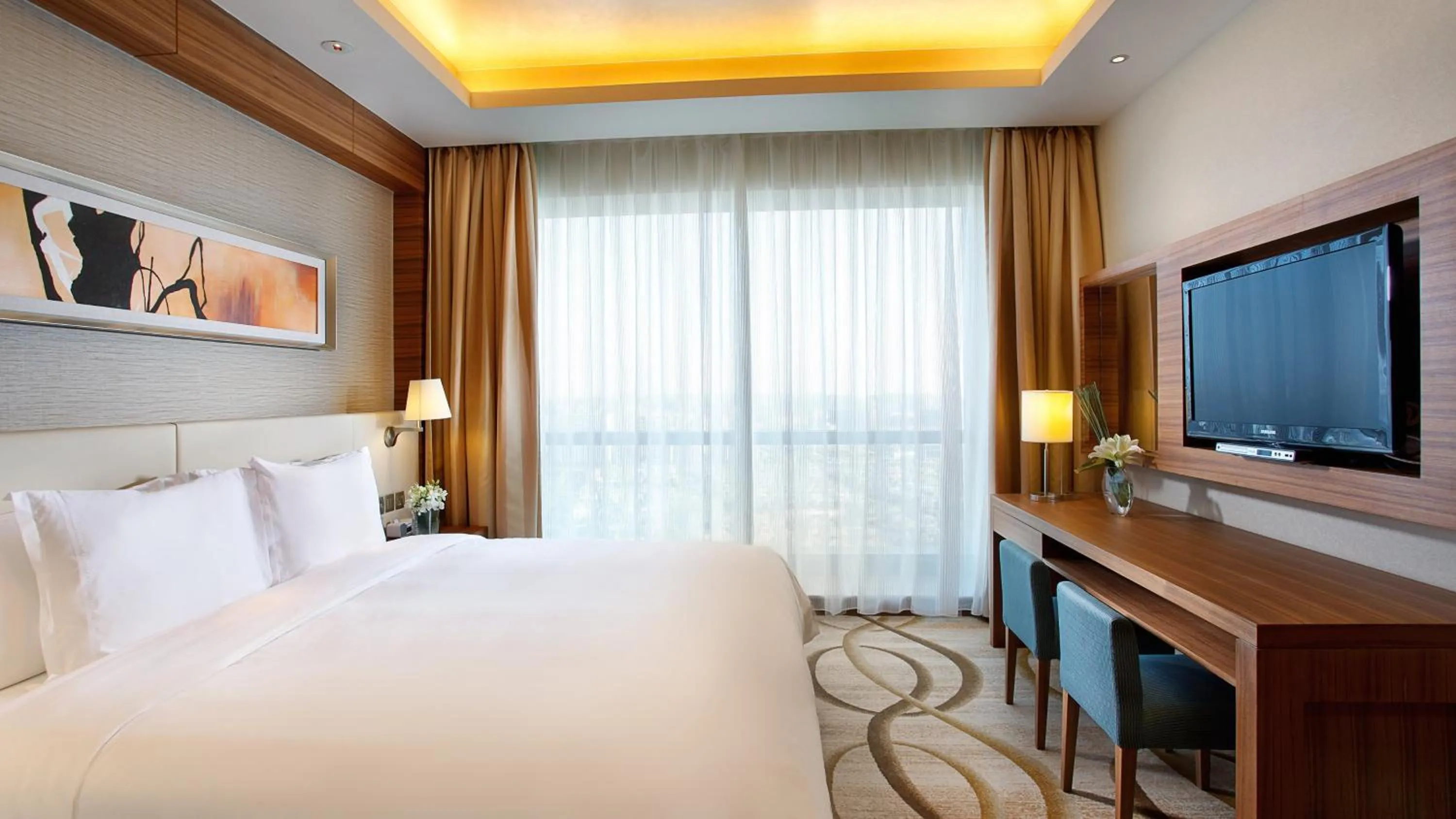 Photo of the whole room, Bed in Holiday Inn Shanghai Pudong Kangqiao by IHG - Free shuttle bus to Disney land, Ins Swimming Pool