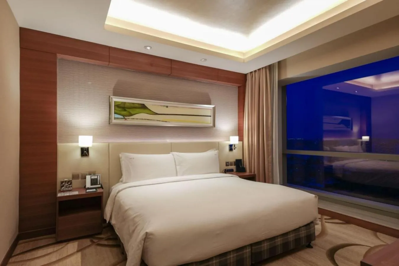 Bed in Holiday Inn Shanghai Pudong Kangqiao by IHG - Free shuttle bus to Disney land, Ins Swimming Pool