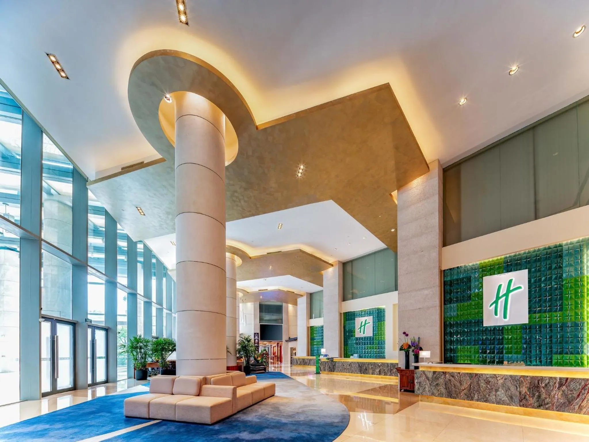 Property building in Holiday Inn Shanghai Pudong Kangqiao by IHG - Free shuttle bus to Disney land, Ins Swimming Pool