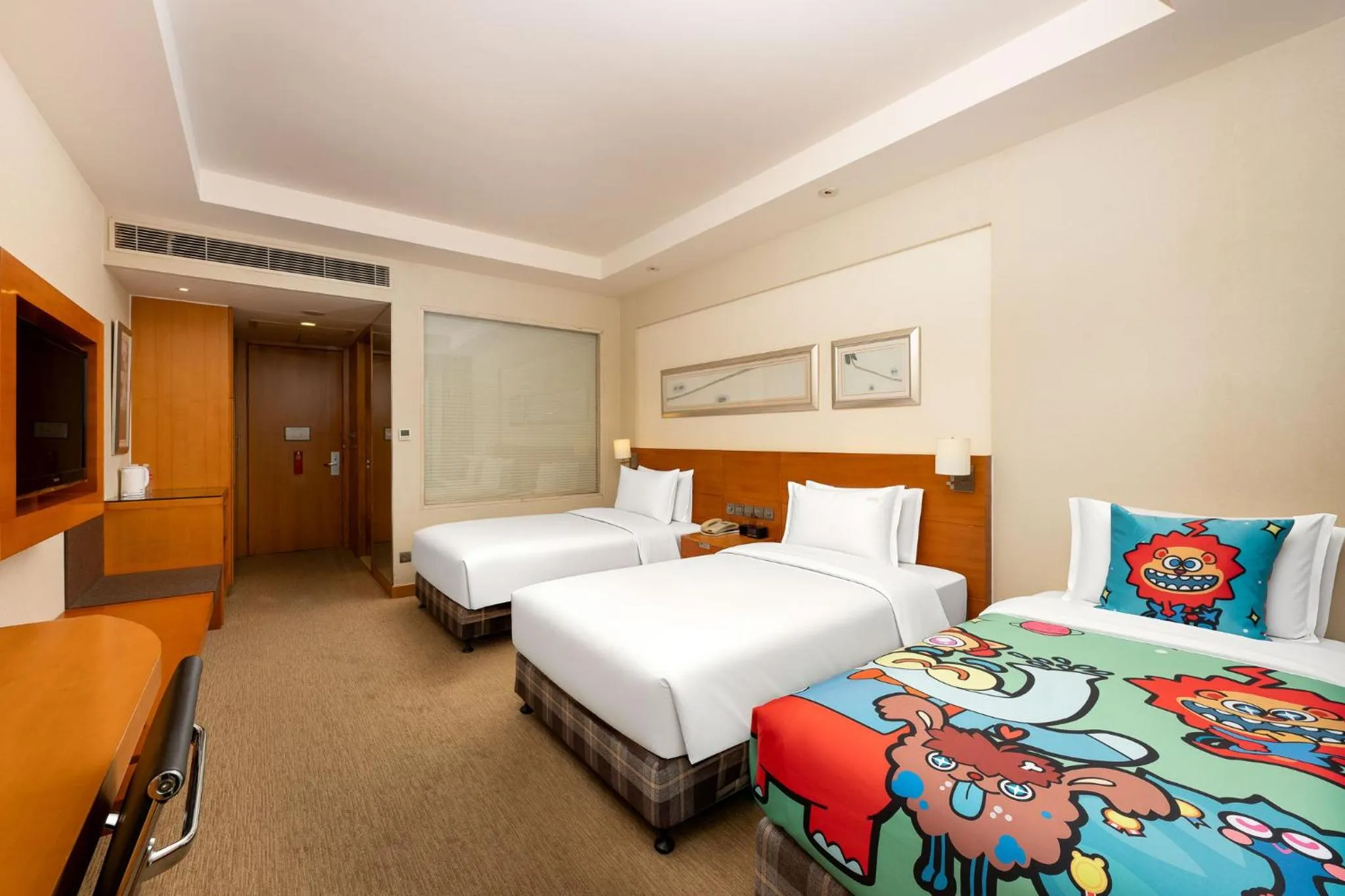 Photo of the whole room, Bed in Holiday Inn Shanghai Pudong Kangqiao by IHG