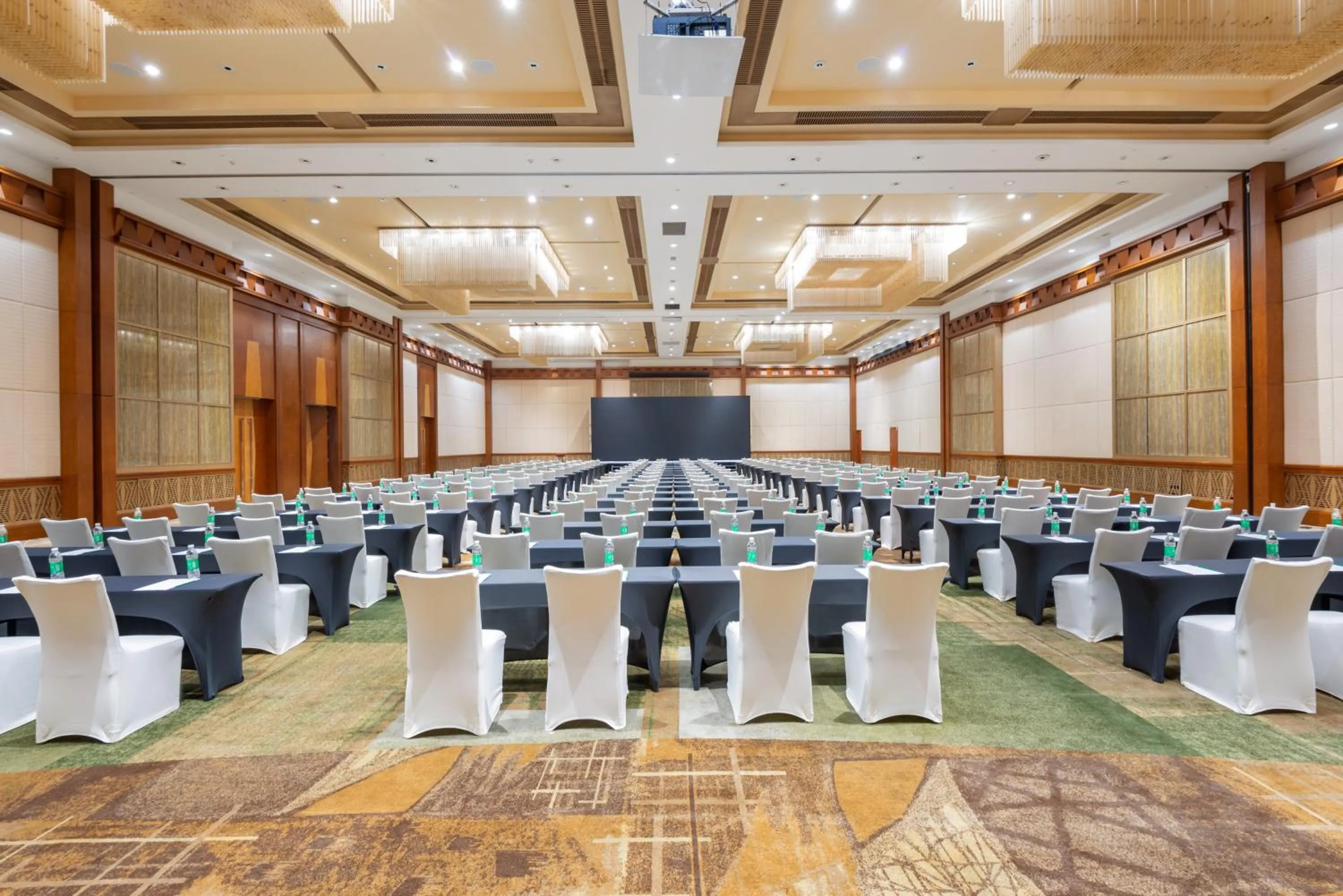 Banquet/Function facilities in Holiday Inn Shanghai Pudong Kangqiao by IHG - Free shuttle bus to Disney land, Ins Swimming Pool