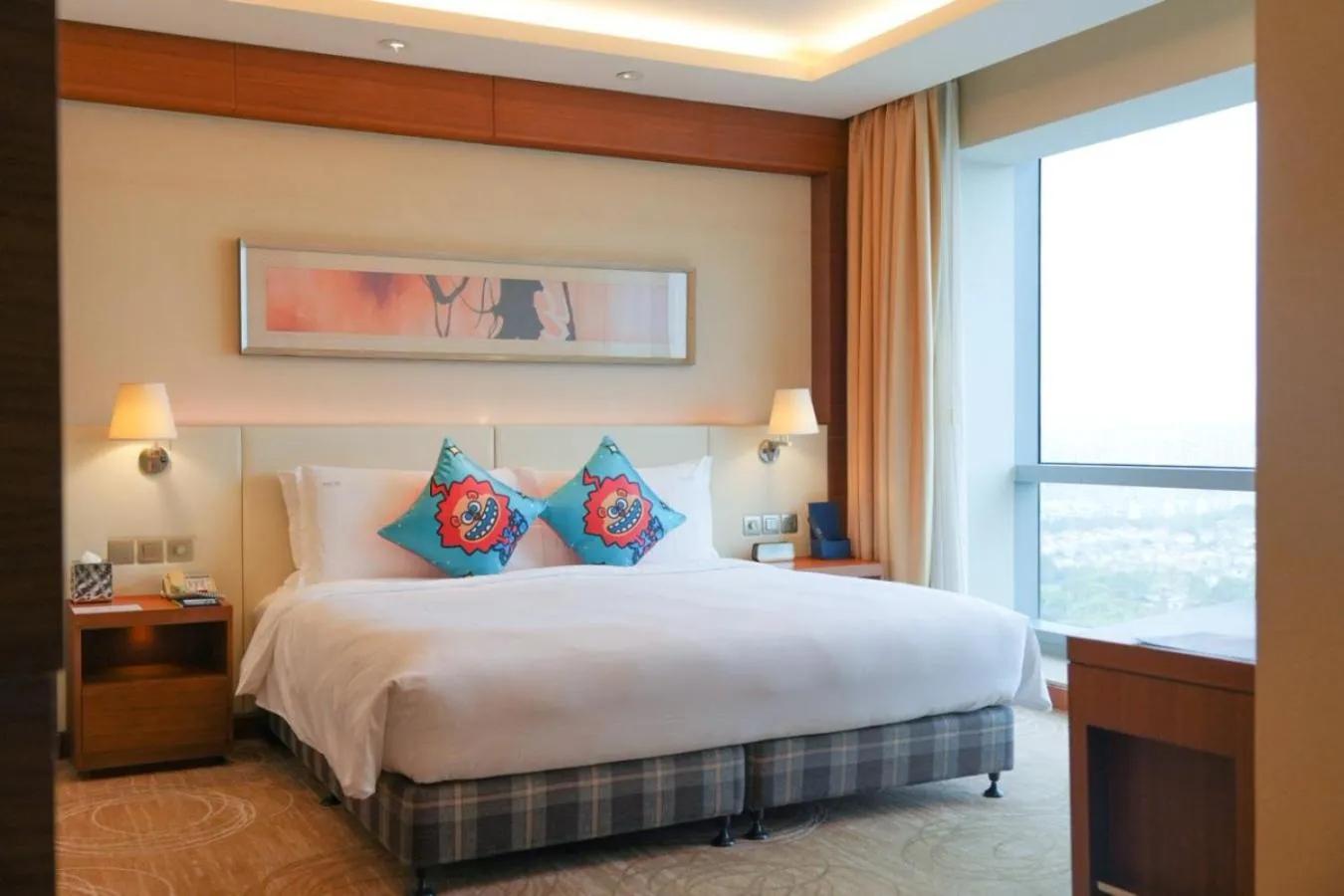 Bed in Holiday Inn Shanghai Pudong Kangqiao by IHG - Free shuttle bus to Disney land, Ins Swimming Pool
