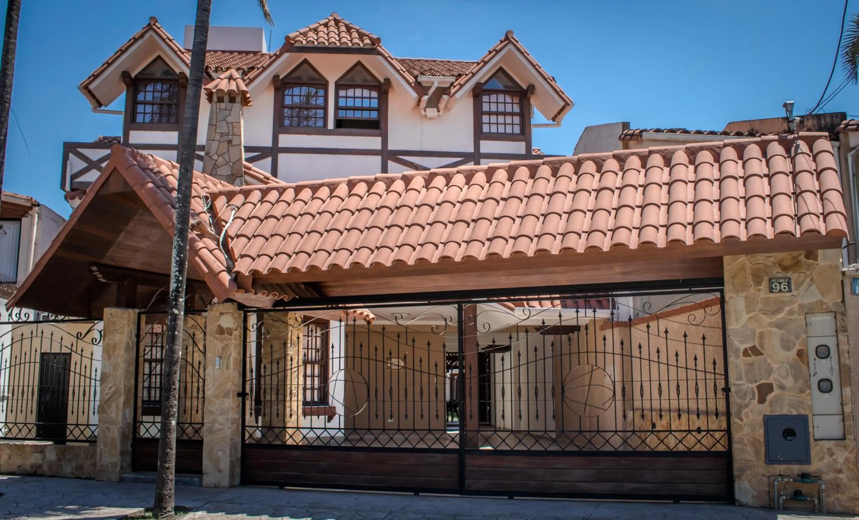 Parking in Hotel By Armonía Santa Cruz