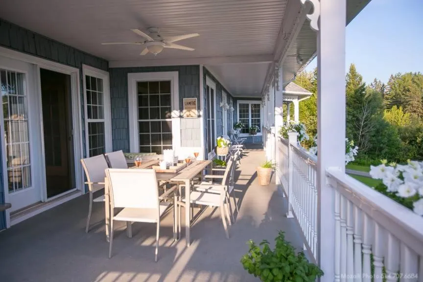 Balcony/Terrace in La Maison Bleue du Lac Wallace
