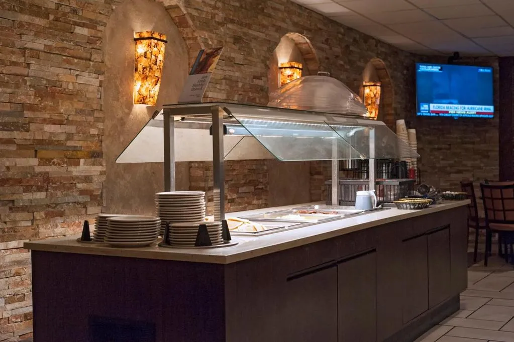 Restaurant/places to eat in Stevens Inn a Howard Johnson by Wyndham