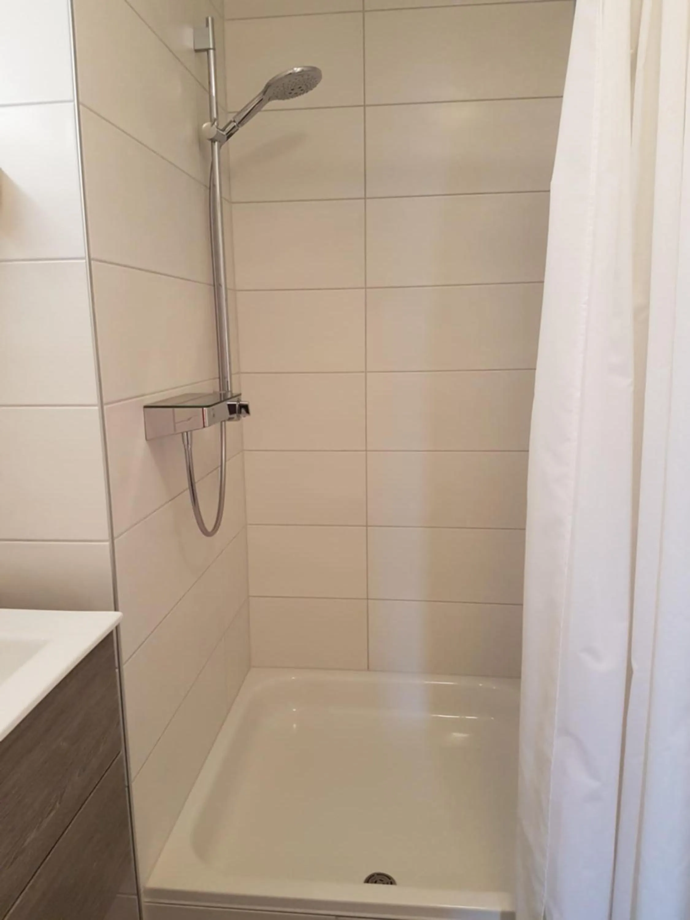 Shower in Hôtel Des Bois