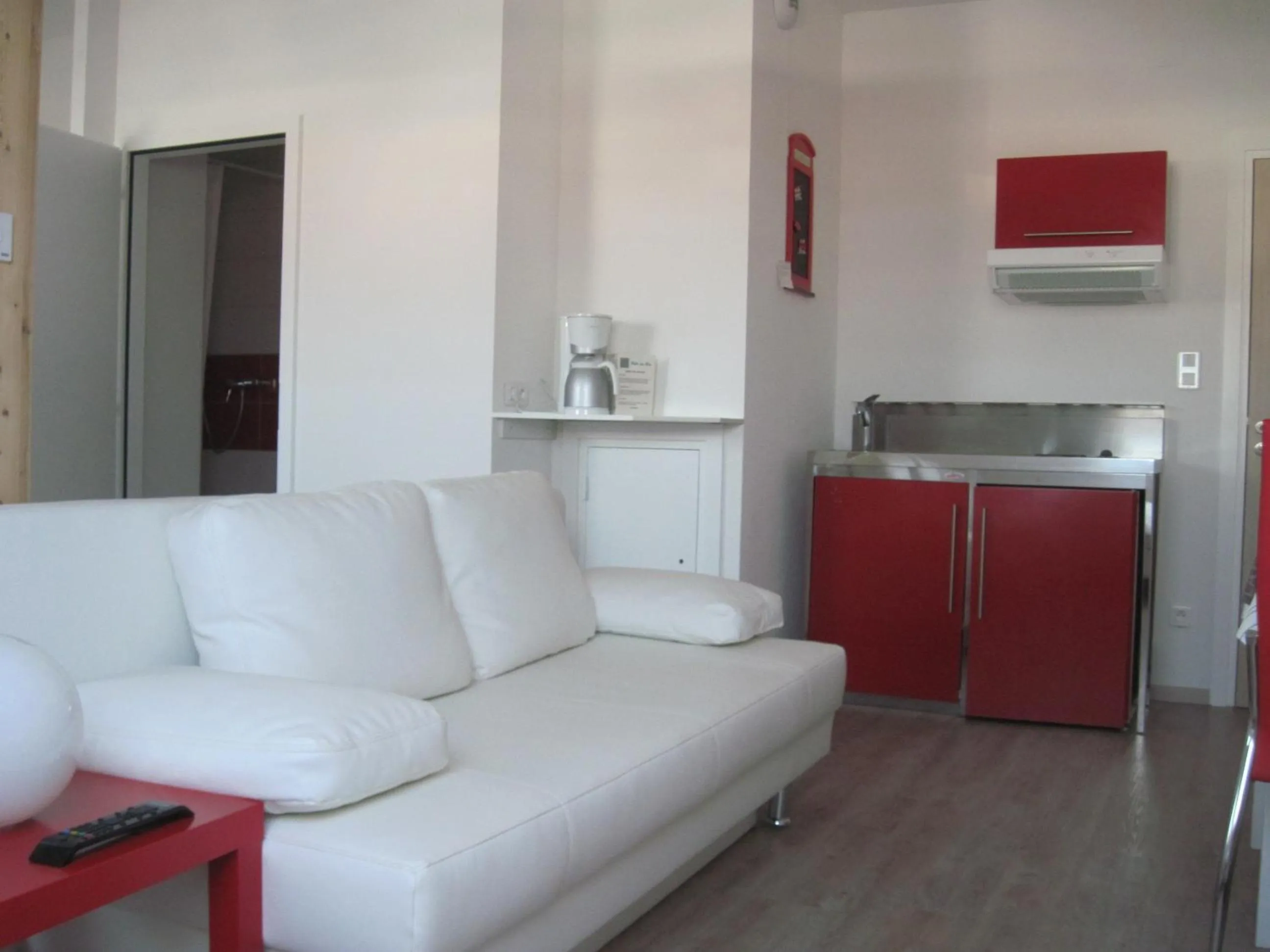 Photo of the whole room in Hôtel Des Bois