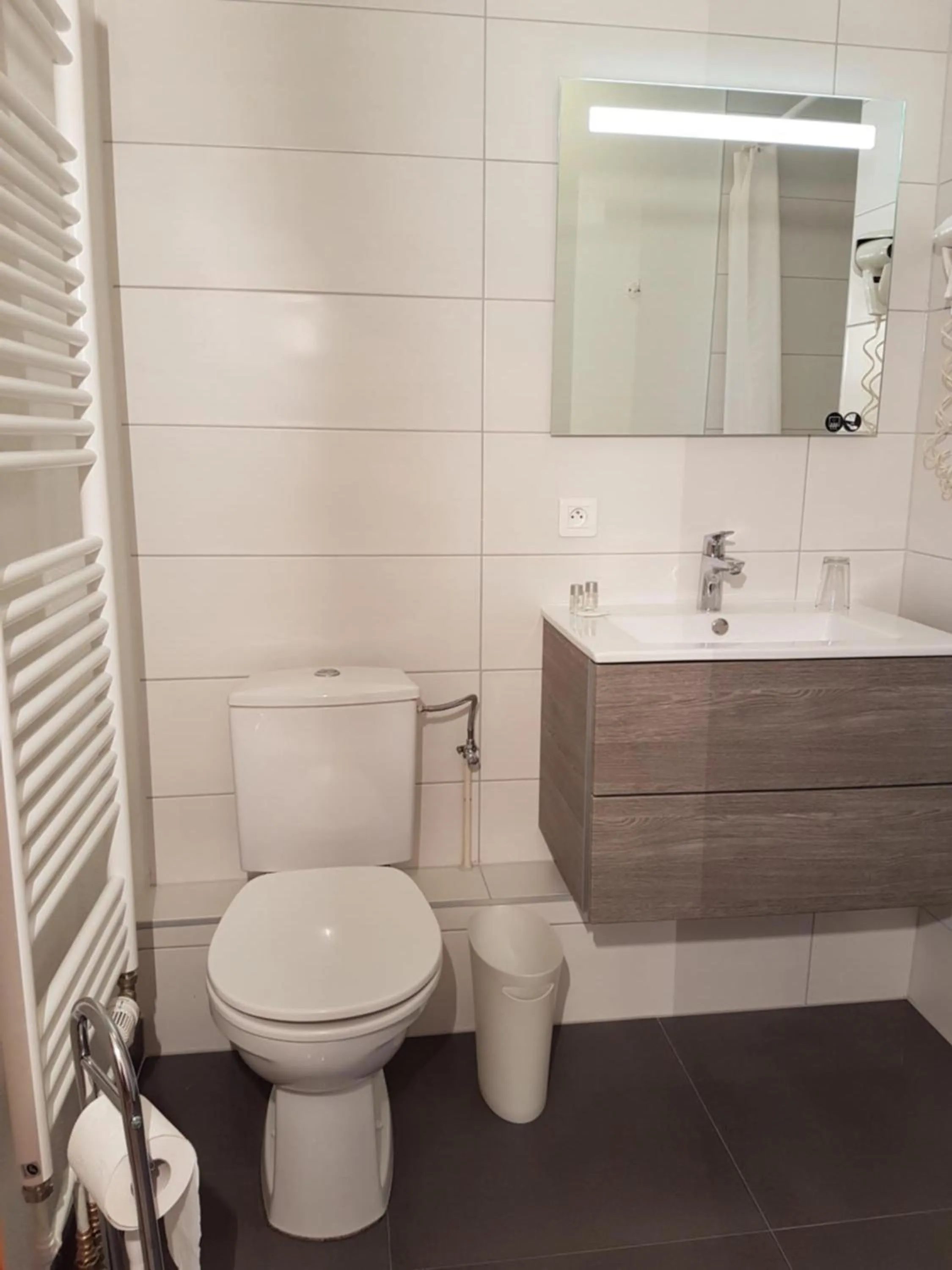 Shower in Hôtel Des Bois