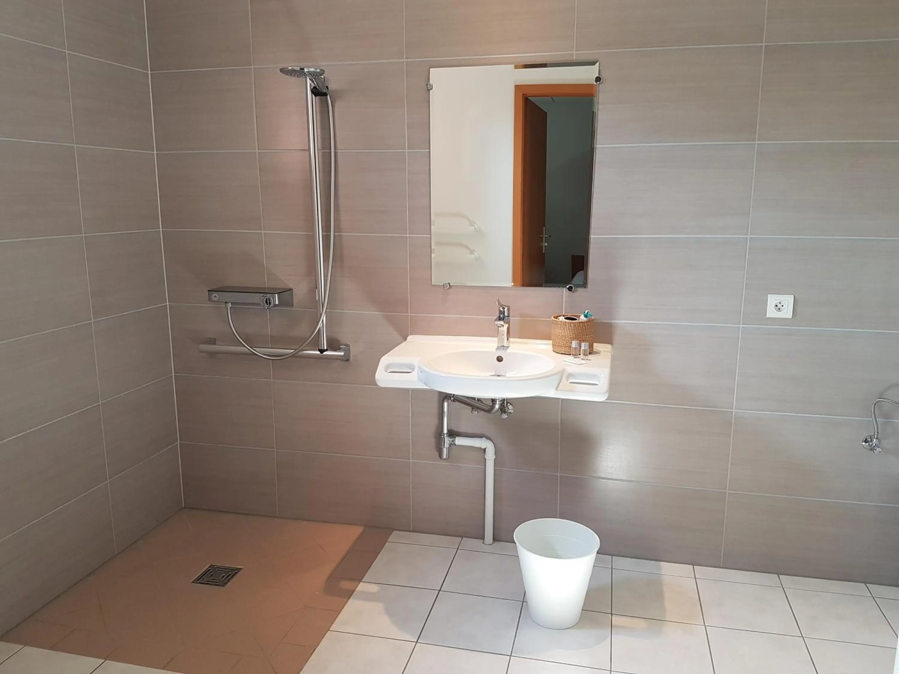 Shower in Hôtel Des Bois