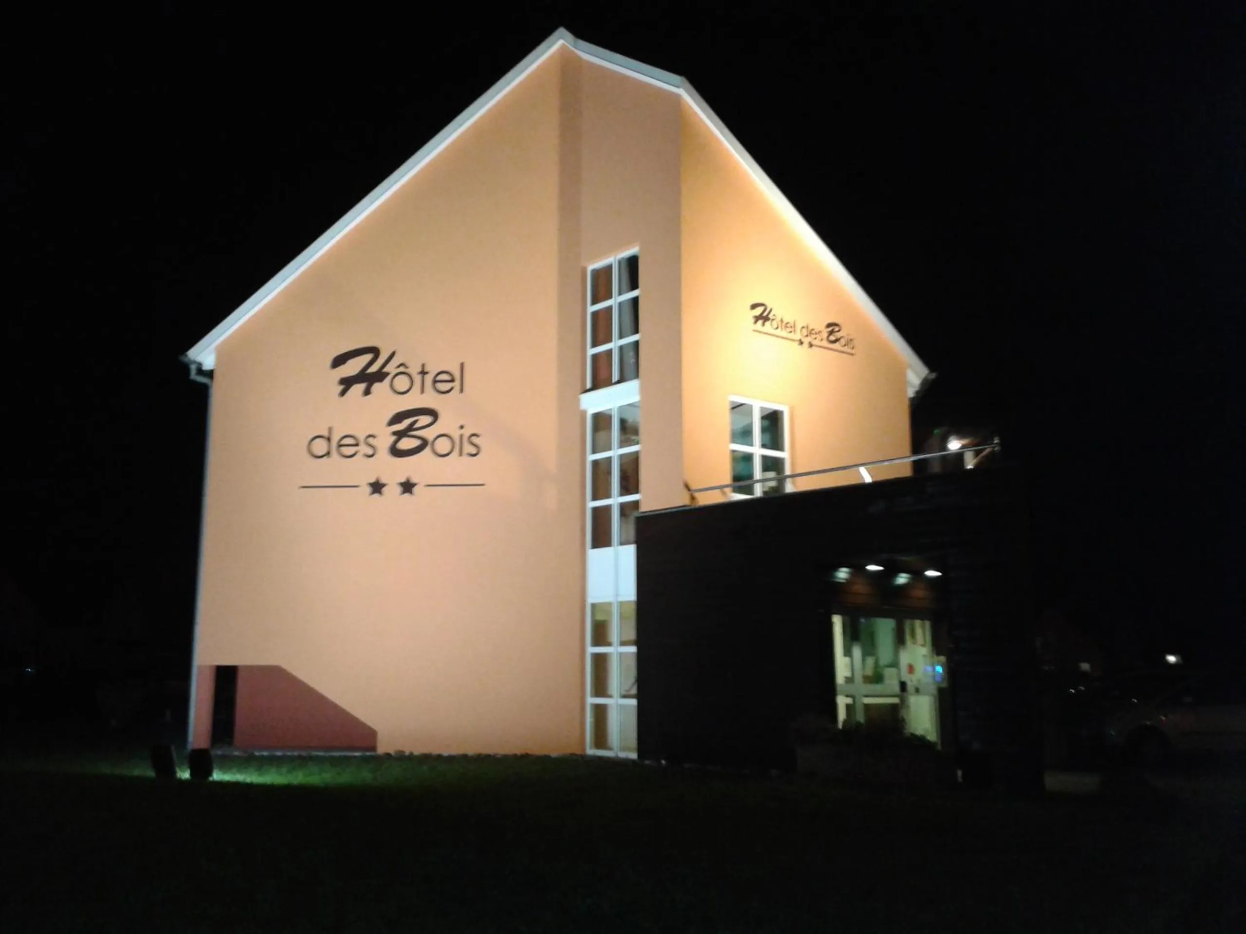 Facade/entrance in Hôtel Des Bois