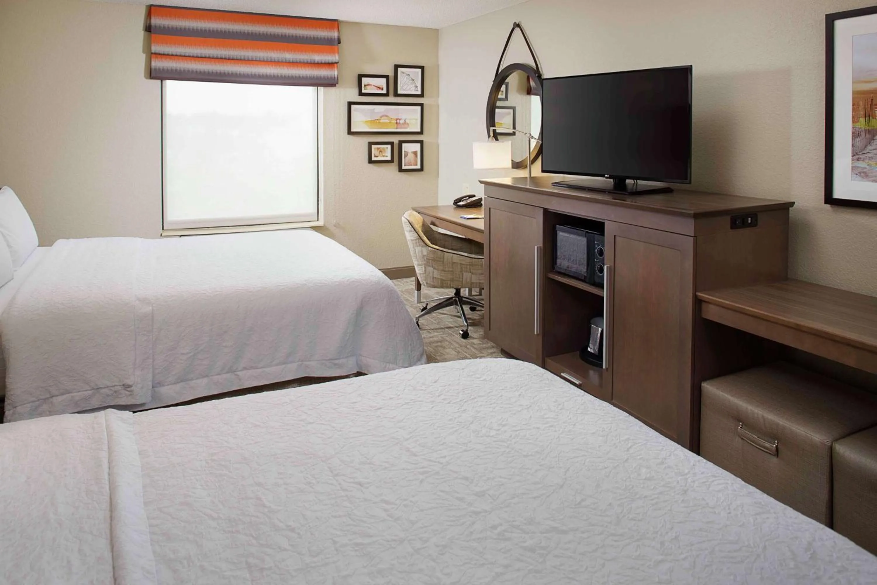 Bedroom, Bed in Hampton Inn by Hilton Garden City Long Island