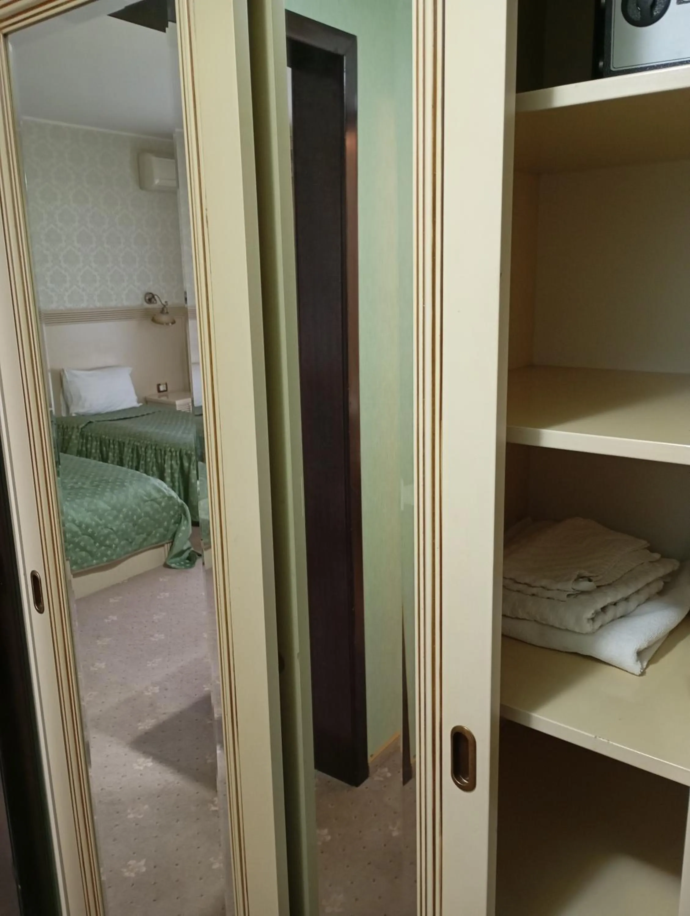 Bed in Hotel Majestic City Center