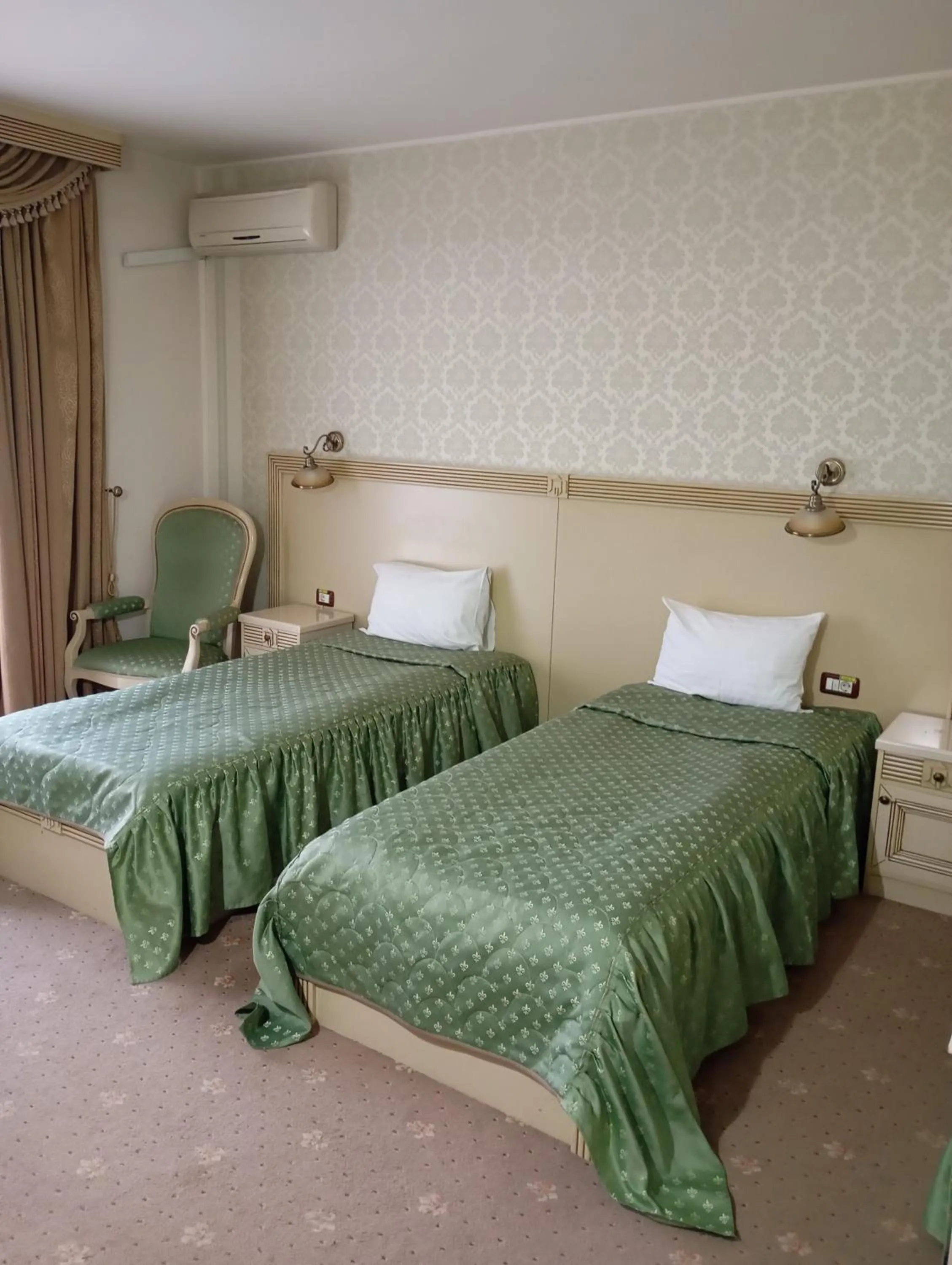 Bed in Hotel Majestic City Center