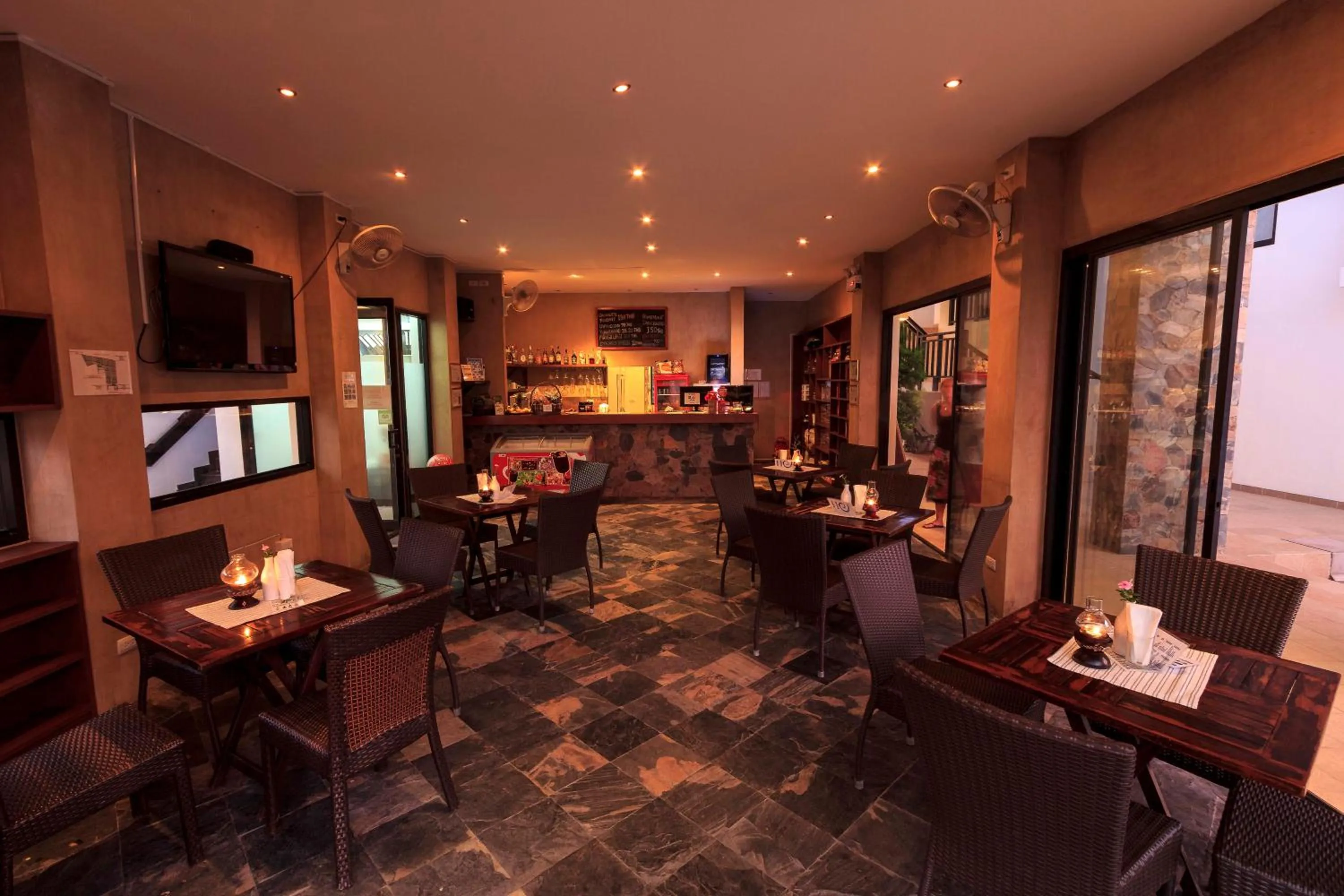 Restaurant/places to eat in Sai Naam Lanta Residence SHA Plus