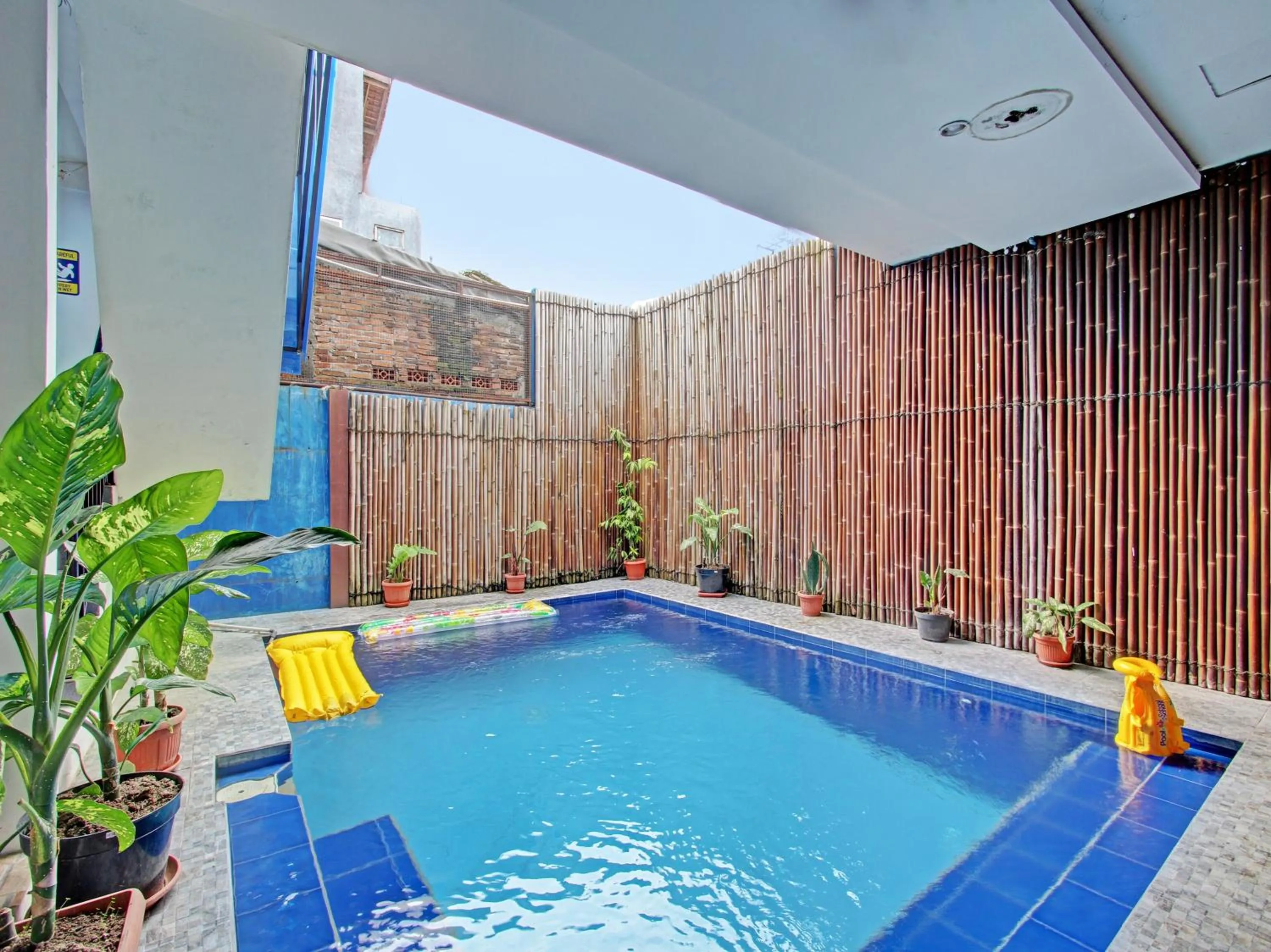 Swimming pool in OYO 91952 Oase Hostel