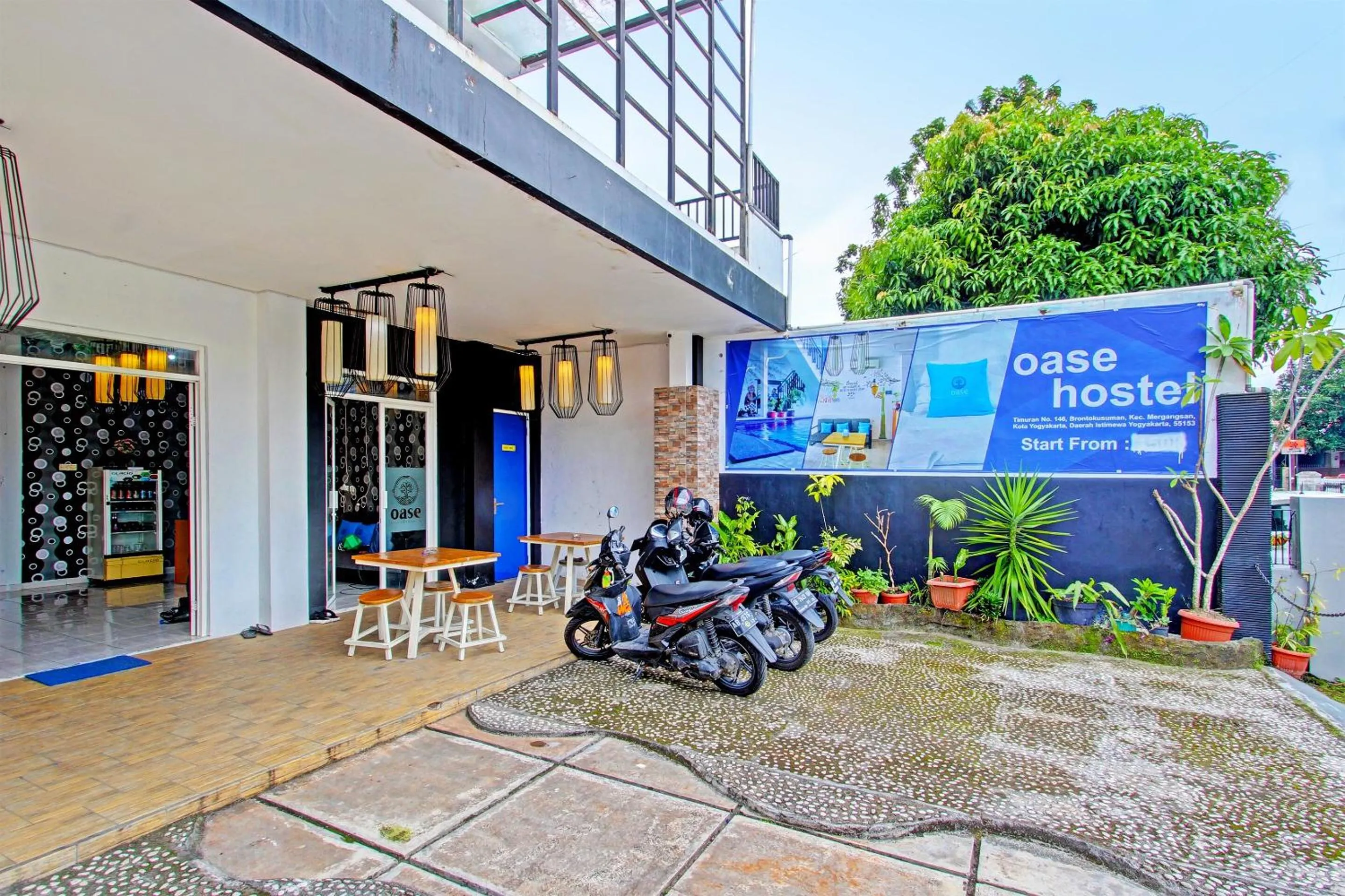 Facade/entrance in OYO 91952 Oase Hostel