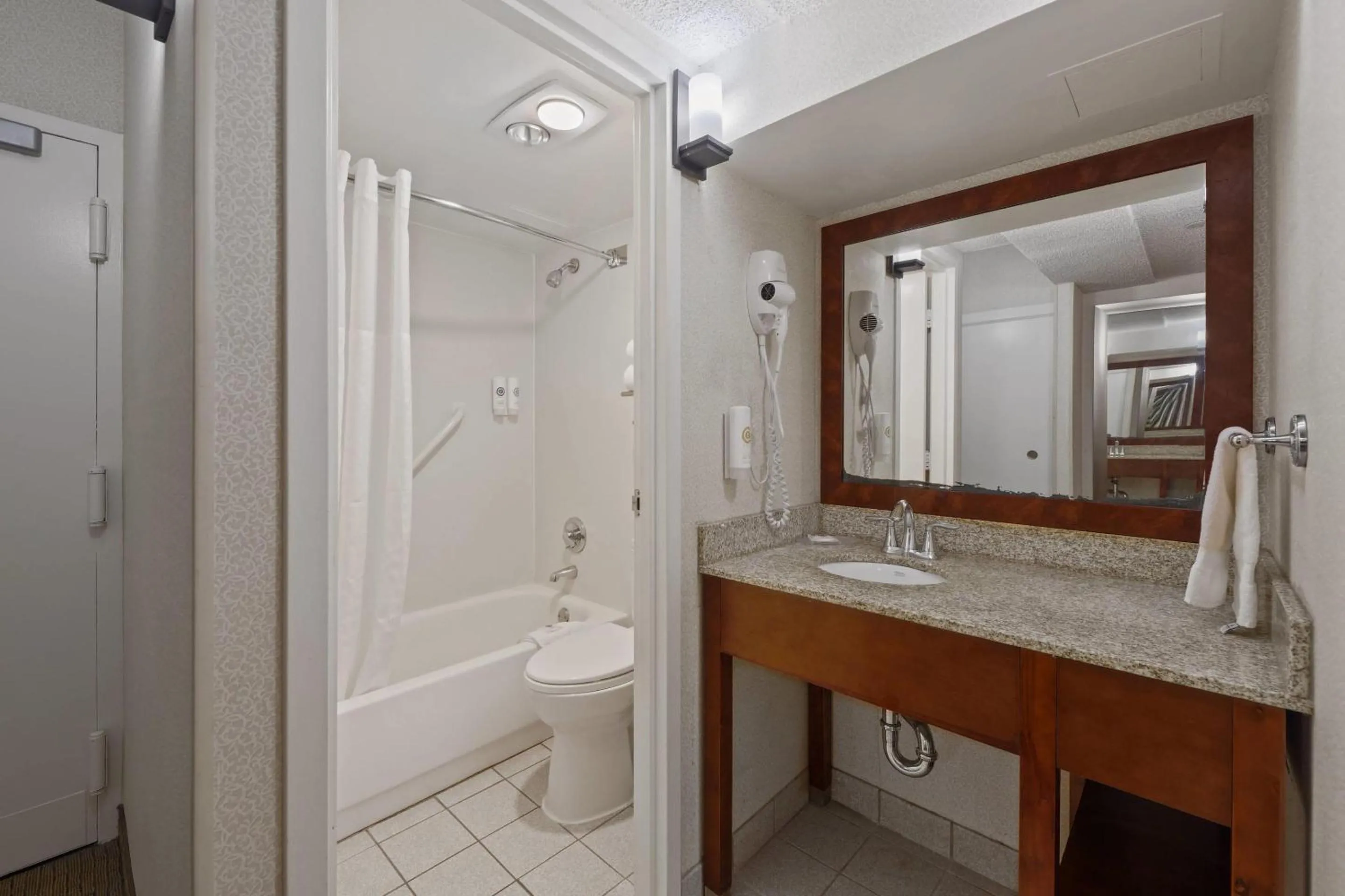 Bedroom in Comfort Inn By the Bay