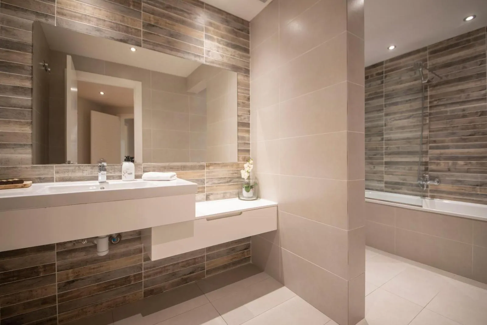 Bathroom in You Stylish City Center Apartments