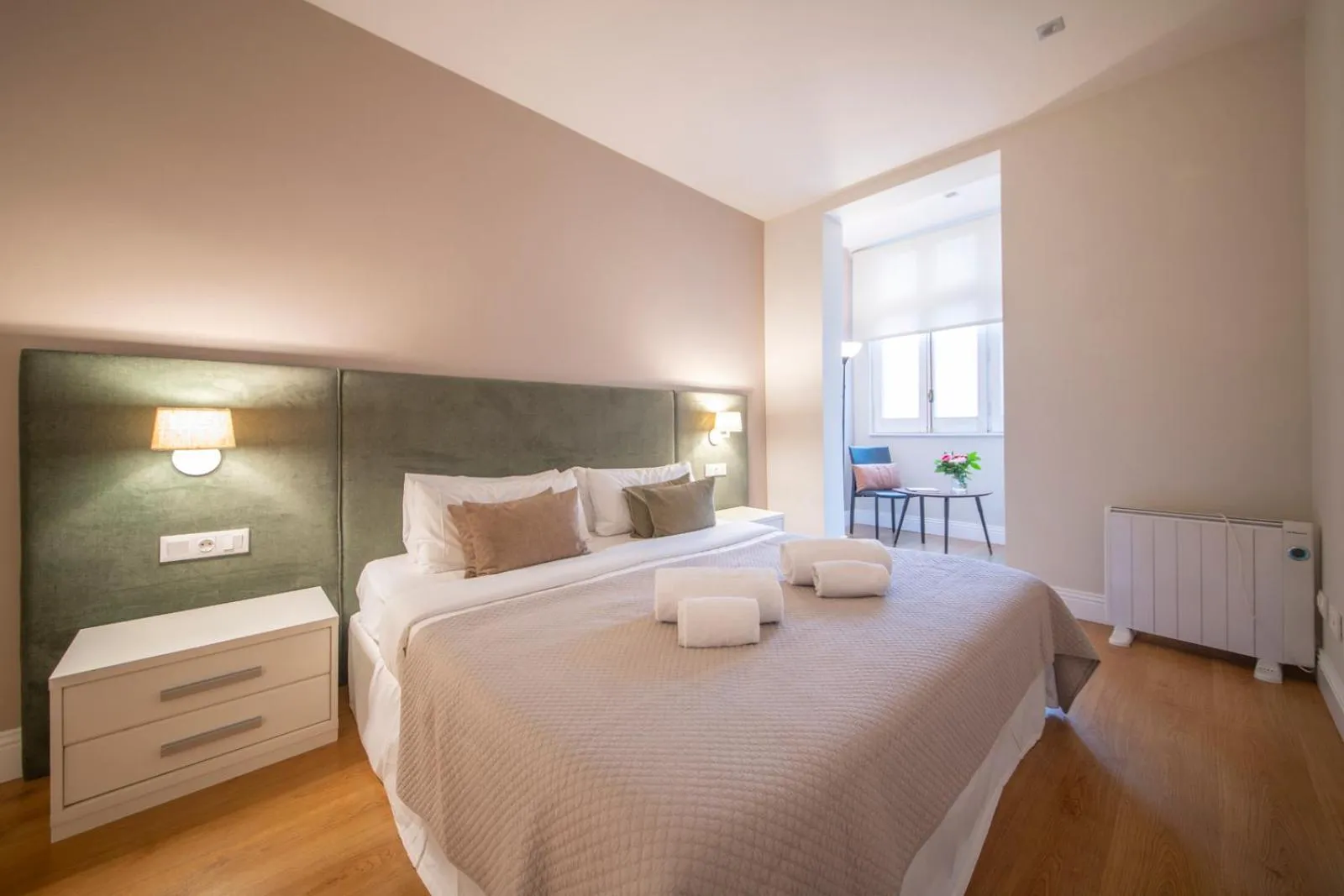 Bedroom, Bed in You Stylish City Center Apartments