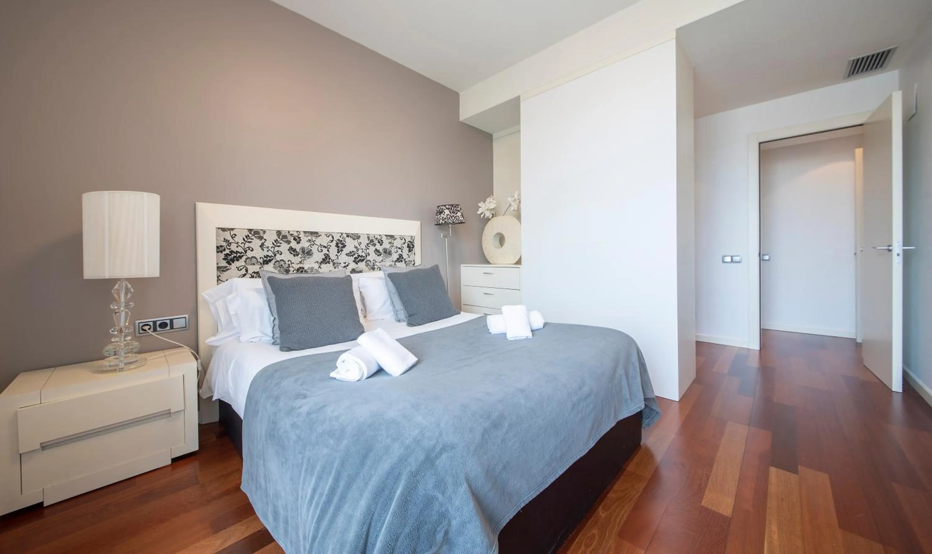 Bedroom, Bed in You Stylish City Center Apartments