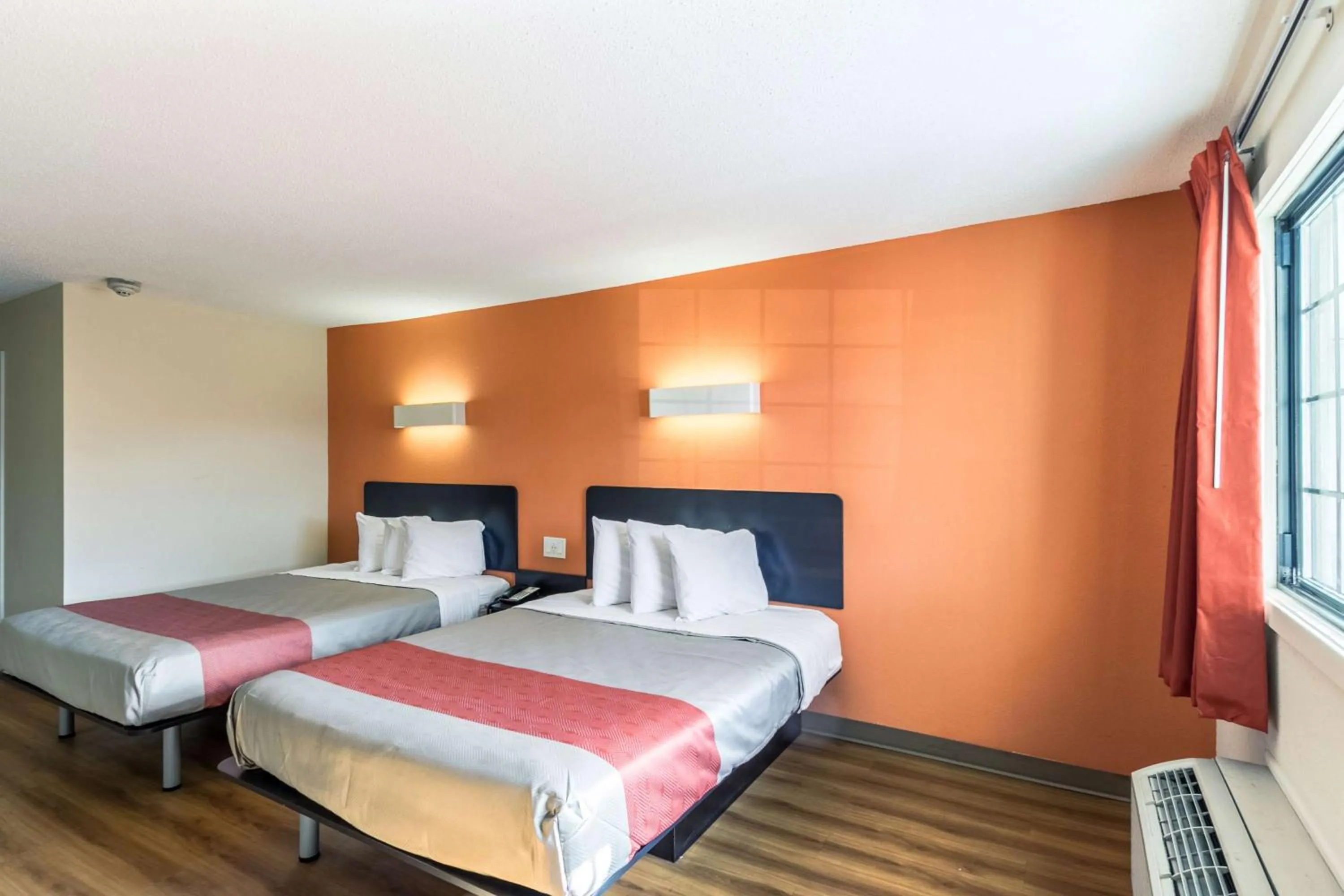 Photo of the whole room, Bed in Motel 6 New Brunswick